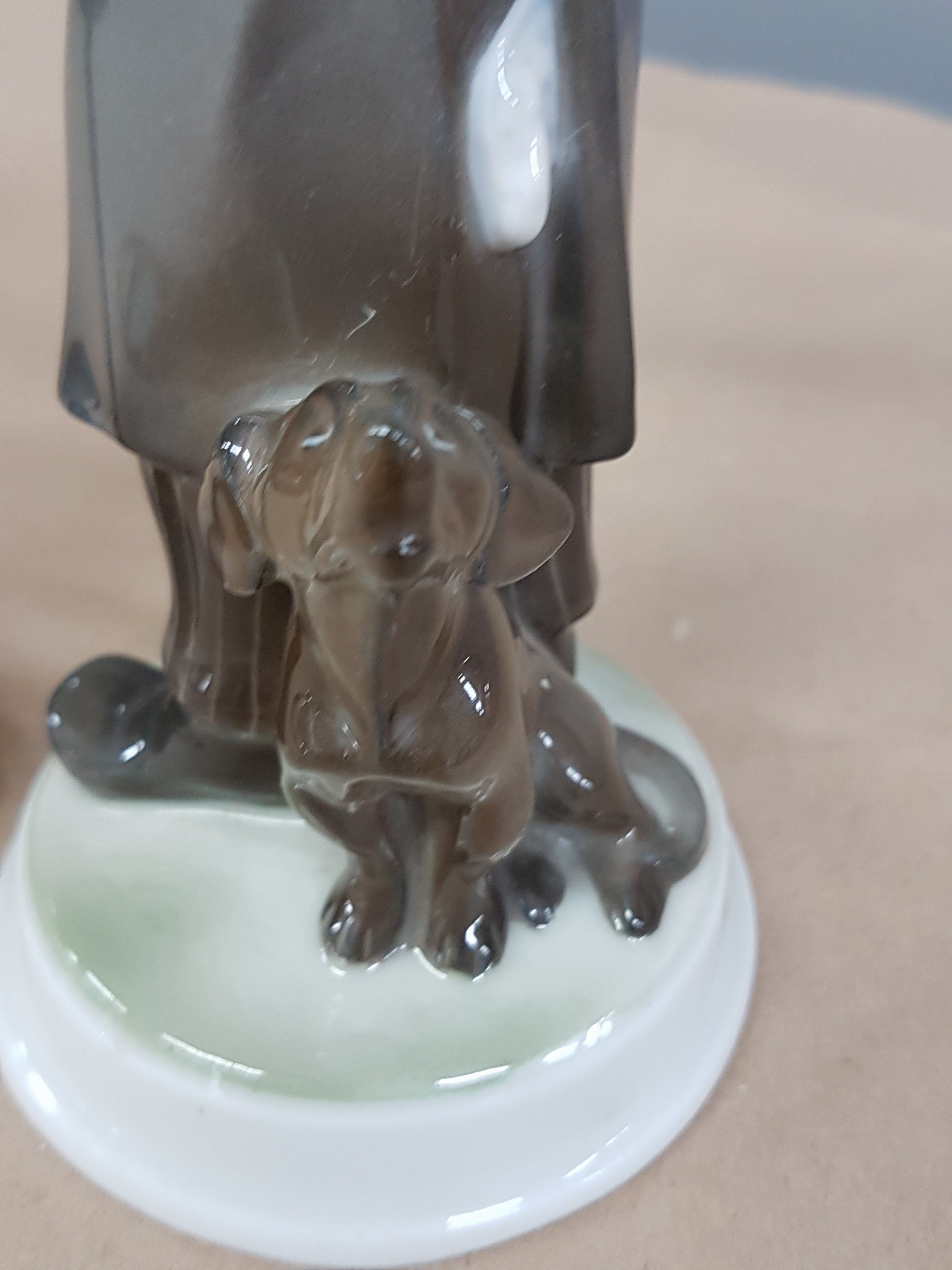 Detail e: Zwei Figuren Rosenthal, Kriegsmarke und, um 1920, Klarinettenspieler, 1914-18, am Hut min. best., H. ca. 20.5 cm, dazu Jagdhund, K 289, auf ovalem ...