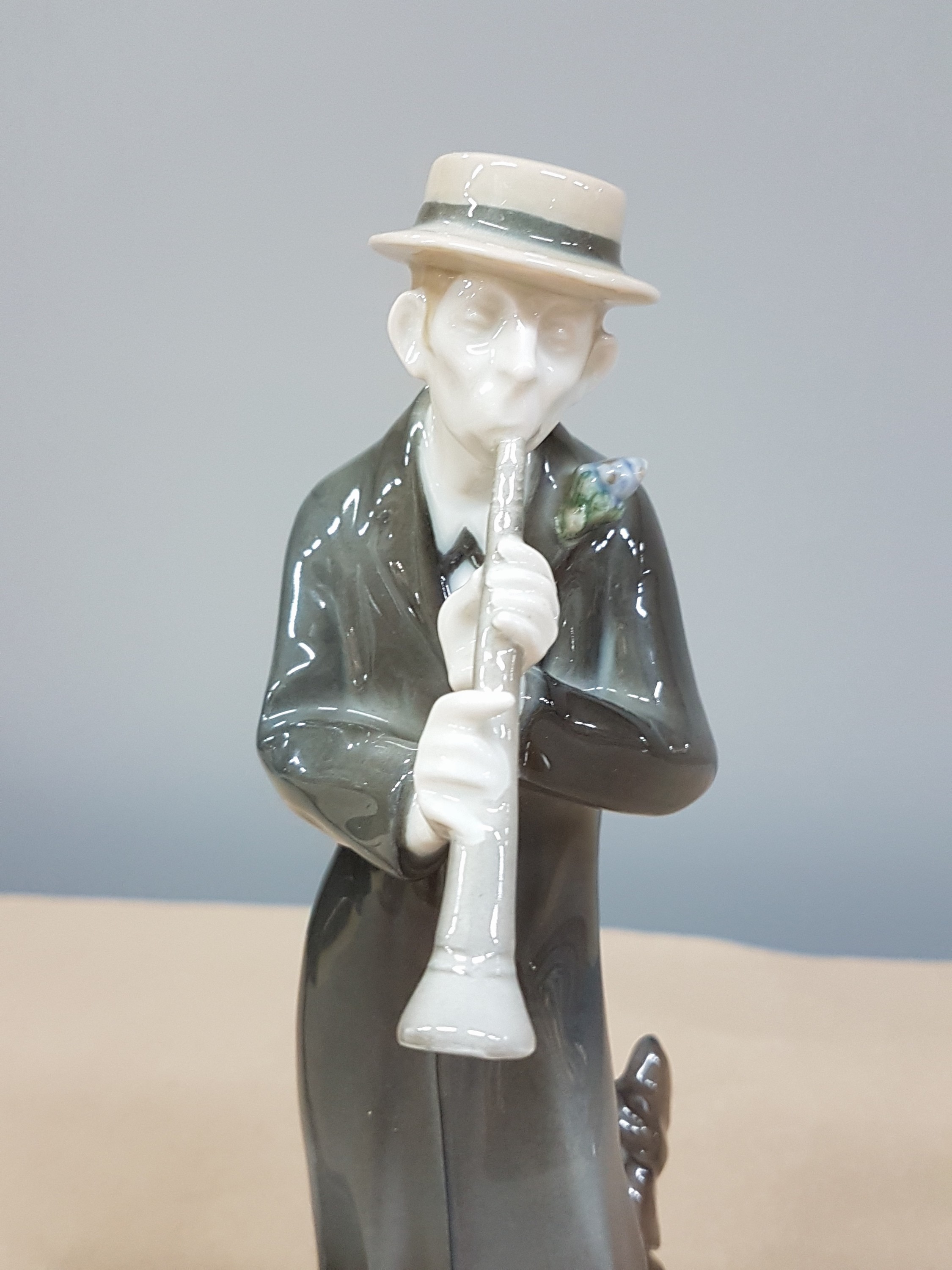 Detail f: Zwei Figuren Rosenthal, Kriegsmarke und, um 1920, Klarinettenspieler, 1914-18, am Hut min. best., H. ca. 20.5 cm, dazu Jagdhund, K 289, auf ovalem ...