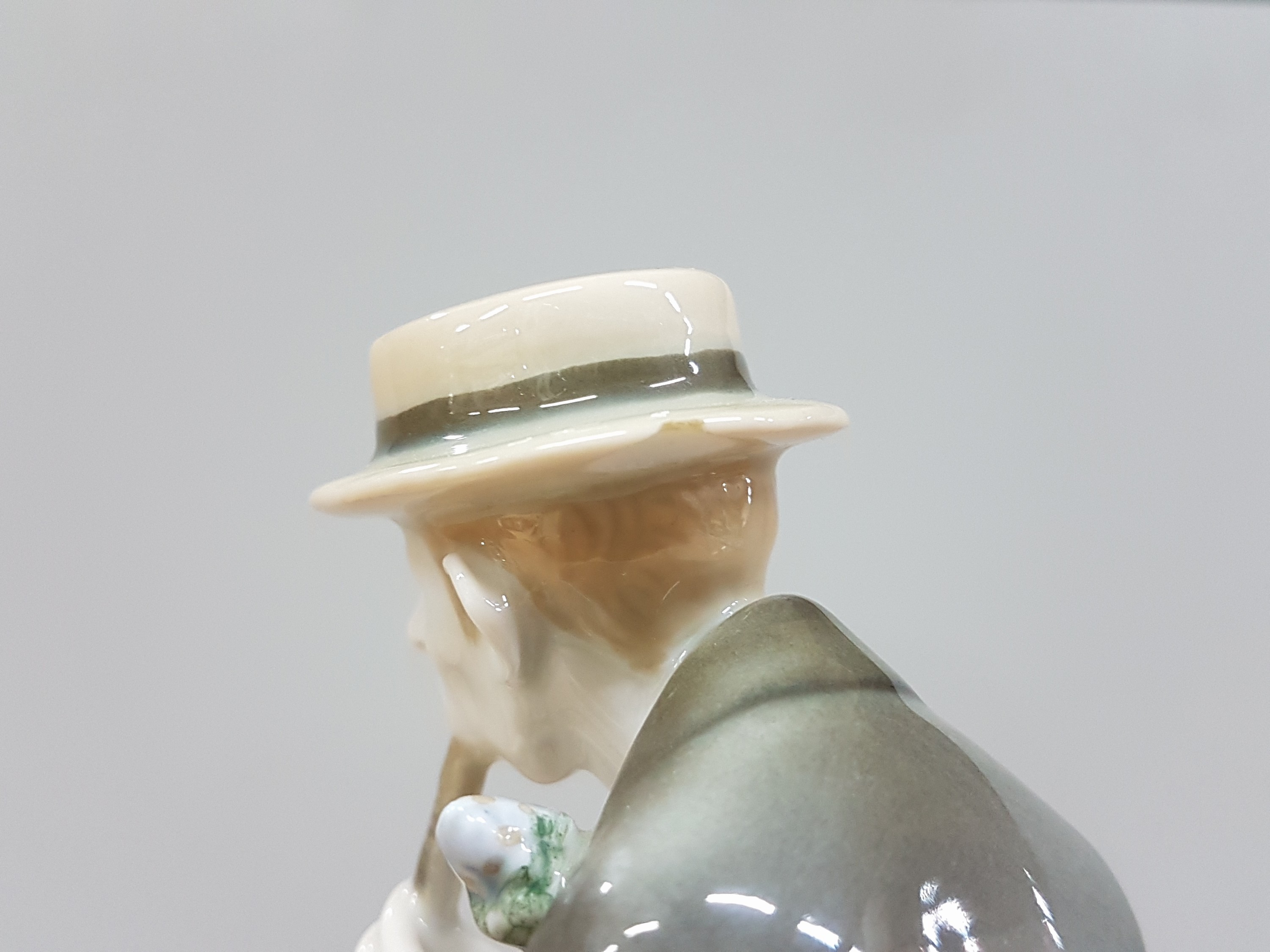 Detail g: Zwei Figuren Rosenthal, Kriegsmarke und, um 1920, Klarinettenspieler, 1914-18, am Hut min. best., H. ca. 20.5 cm, dazu Jagdhund, K 289, auf ovalem ...