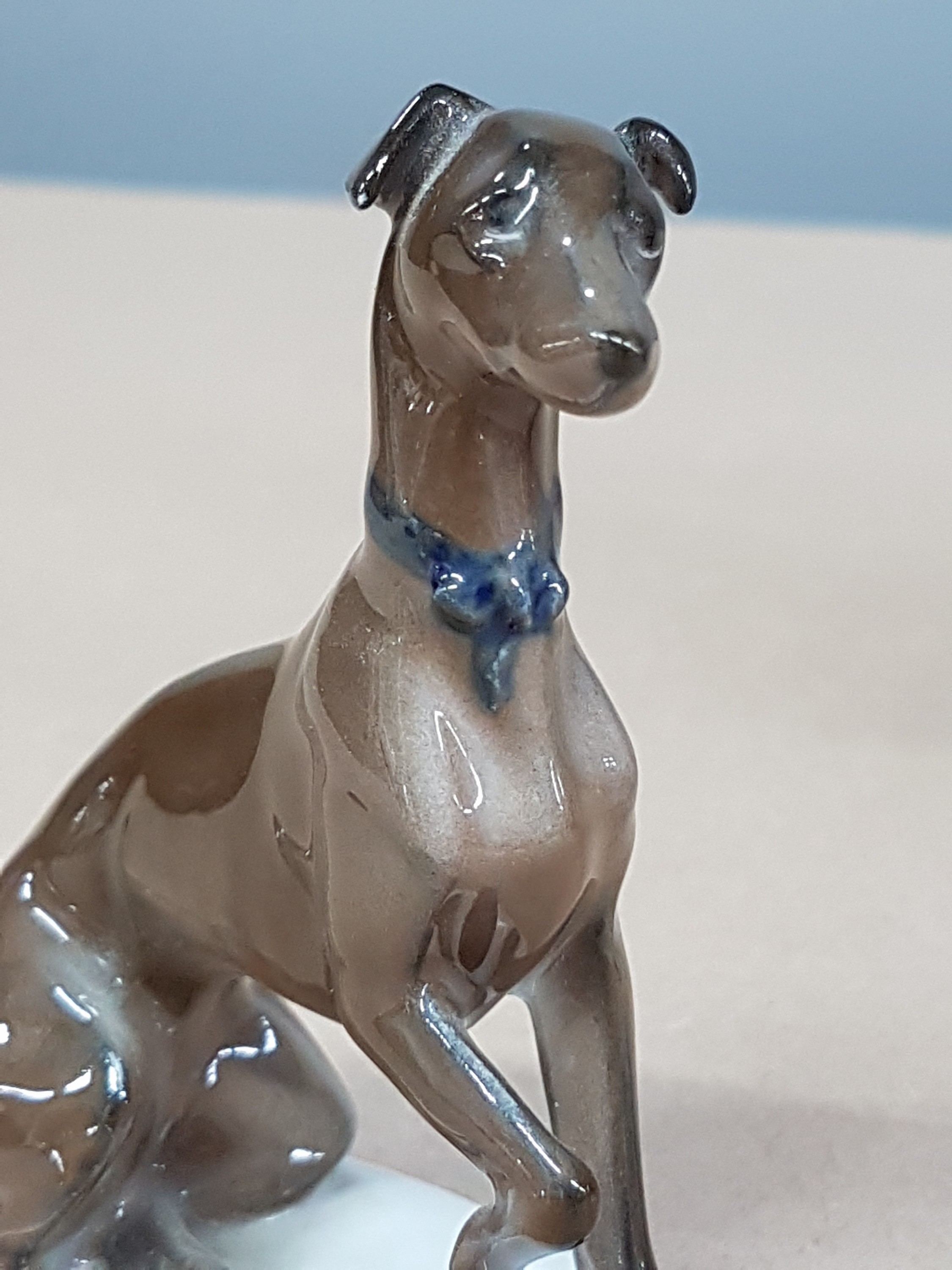 Detail h: Zwei Figuren Rosenthal, Kriegsmarke und, um 1920, Klarinettenspieler, 1914-18, am Hut min. best., H. ca. 20.5 cm, dazu Jagdhund, K 289, auf ovalem ...