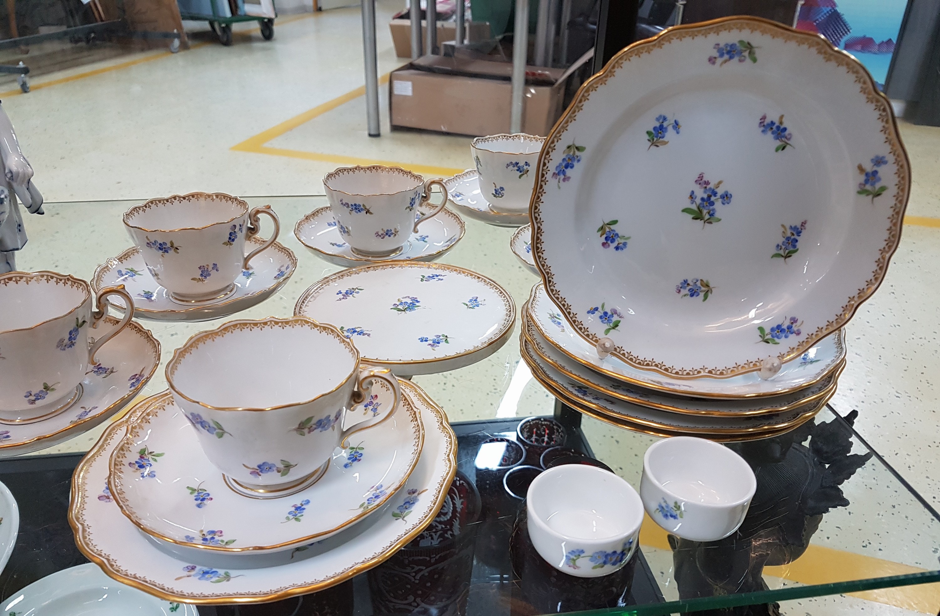 Detail a: 6 Tassen mit Untertassen, 6 Gebäckteller, Meissen, um 1900, 1. Wahl, Porzellan, but bemalt mit gestreuten Vergissmeinnicht, Goldkante, dazu ...