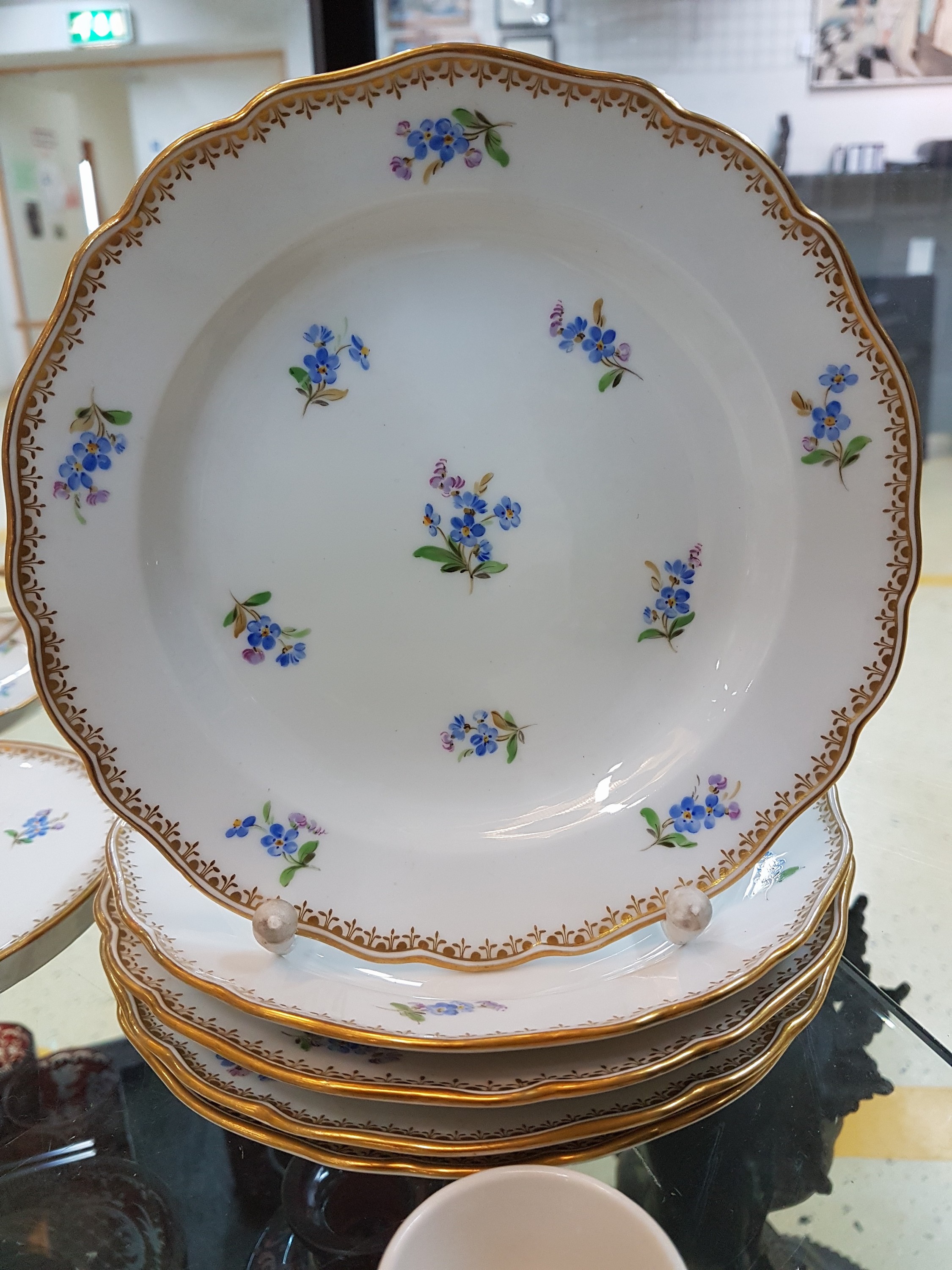 Detail c: 6 Tassen mit Untertassen, 6 Gebäckteller, Meissen, um 1900, 1. Wahl, Porzellan, but bemalt mit gestreuten Vergissmeinnicht, Goldkante, dazu ...