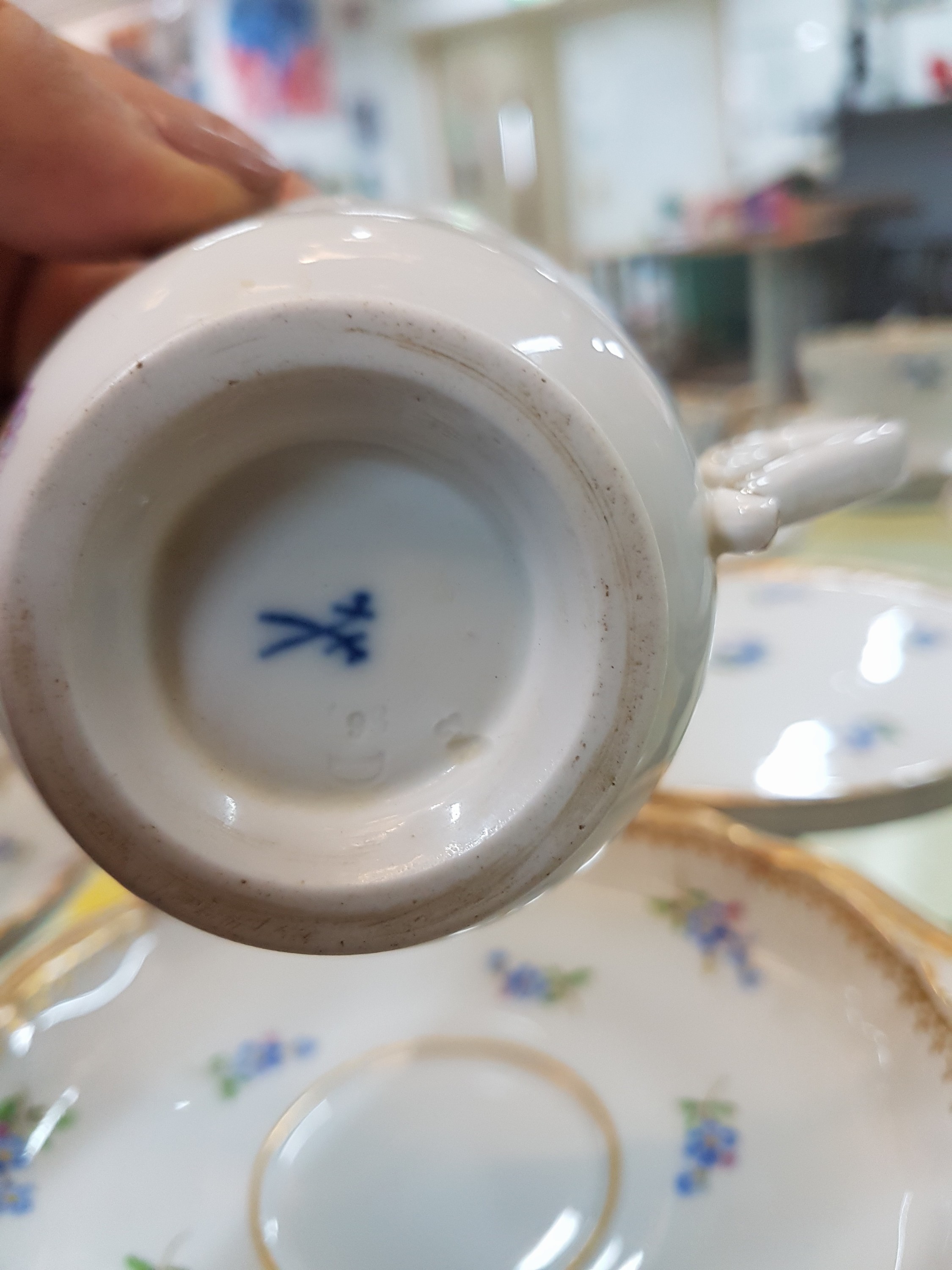 Detail e: 6 Tassen mit Untertassen, 6 Gebäckteller, Meissen, um 1900, 1. Wahl, Porzellan, but bemalt mit gestreuten Vergissmeinnicht, Goldkante, dazu ...