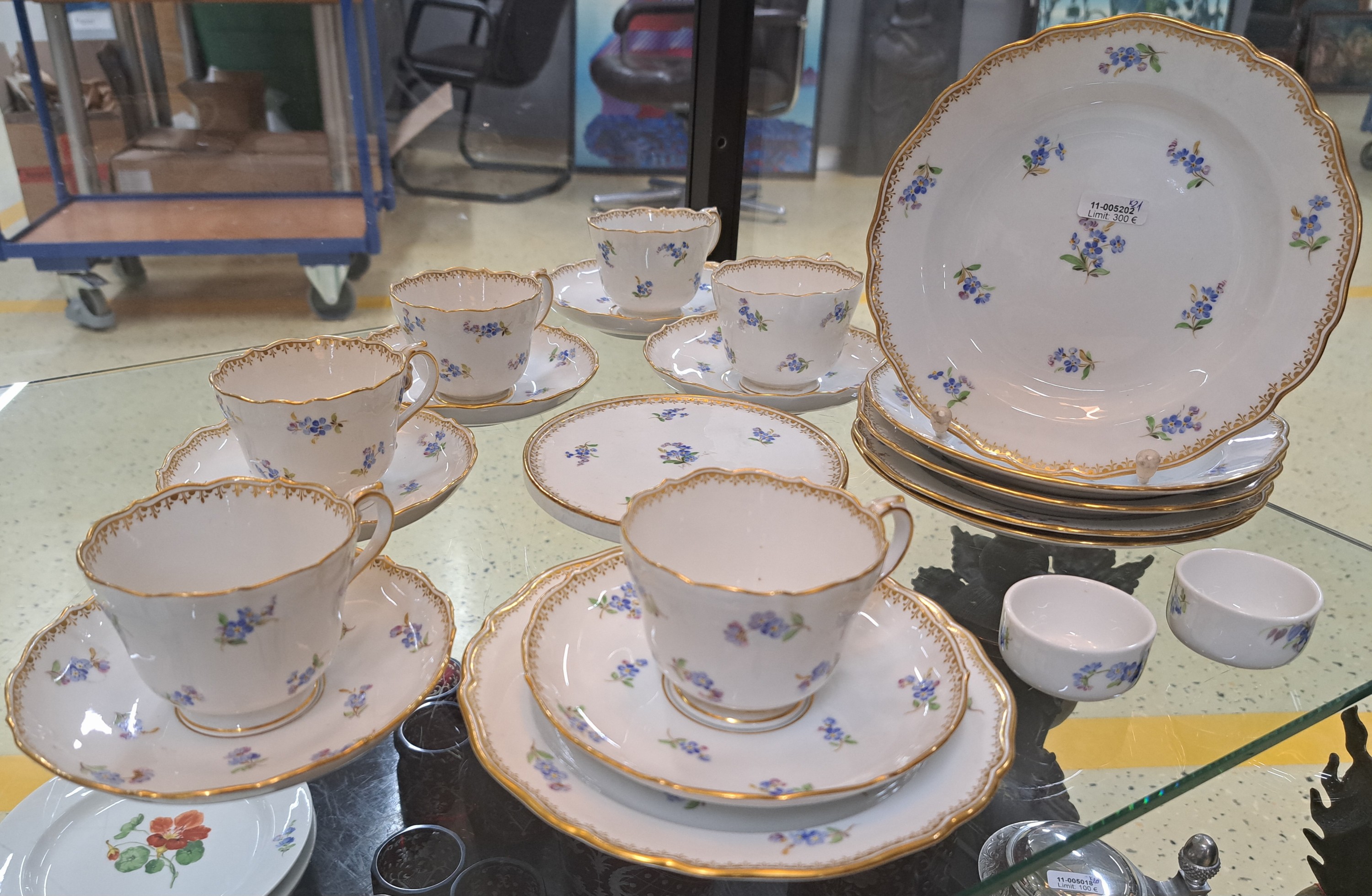 Detail f: 6 Tassen mit Untertassen, 6 Gebäckteller, Meissen, um 1900, 1. Wahl, Porzellan, but bemalt mit gestreuten Vergissmeinnicht, Goldkante, dazu ...