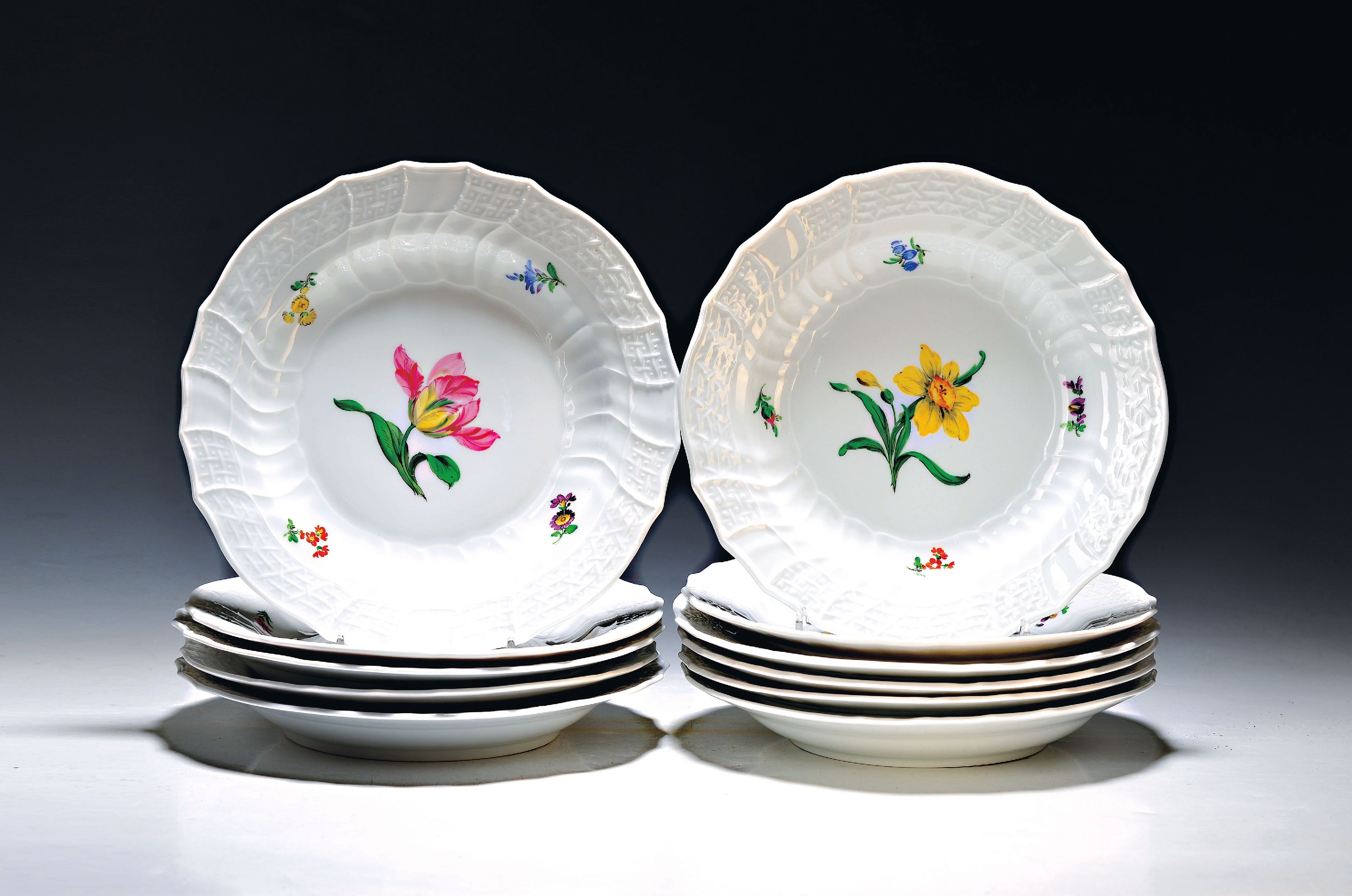 Image 26996363 - 11 Teller, Meissen, um 1880 bis 1900, 2. Wahl, Neubrandensteinrelief, bunt bemalt im ...