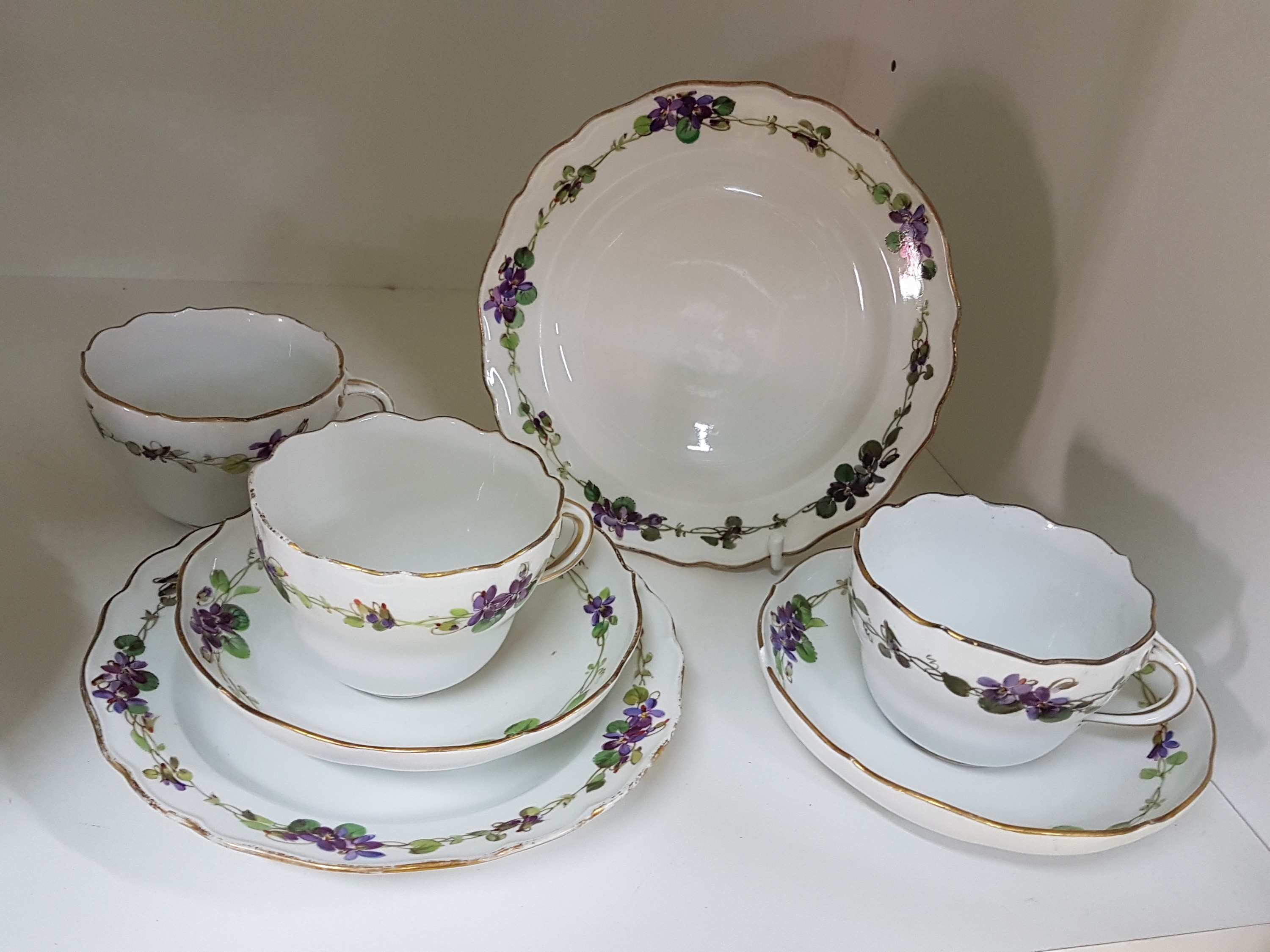 Detail a: 7 Teile Porzellan, Meissen, um 1900, 1. Wahl, mit Veilchen-Bordüren bemalt, Goldrand, 3 Tassen, 2 Untertassen, davon eine best., 2 Teller 17cm mit ...