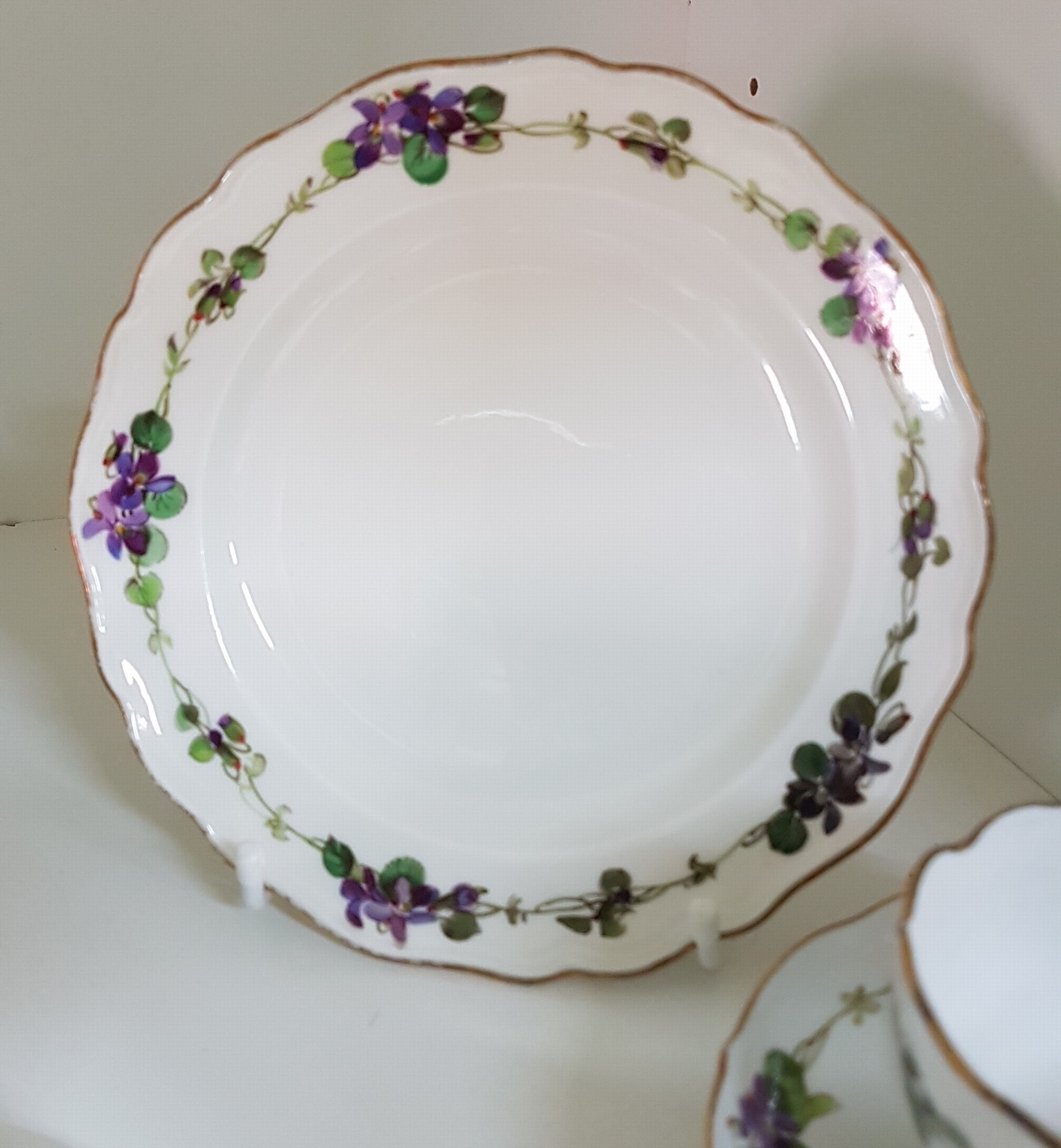 Detail d: 7 Teile Porzellan, Meissen, um 1900, 1. Wahl, mit Veilchen-Bordüren bemalt, Goldrand, 3 Tassen, 2 Untertassen, davon eine best., 2 Teller 17cm mit ...