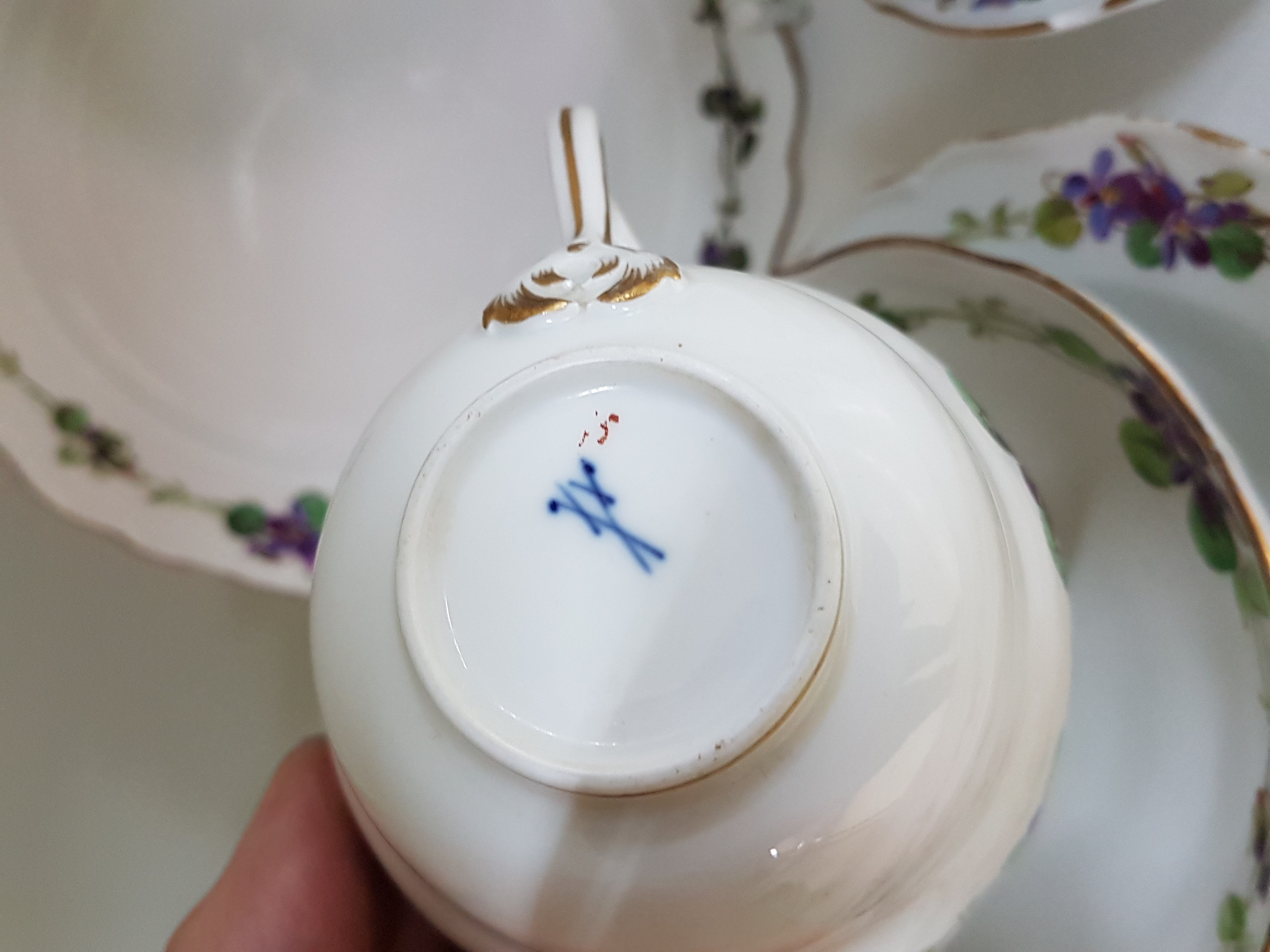 Detail e: 7 Teile Porzellan, Meissen, um 1900, 1. Wahl, mit Veilchen-Bordüren bemalt, Goldrand, 3 Tassen, 2 Untertassen, davon eine best., 2 Teller 17cm mit ...
