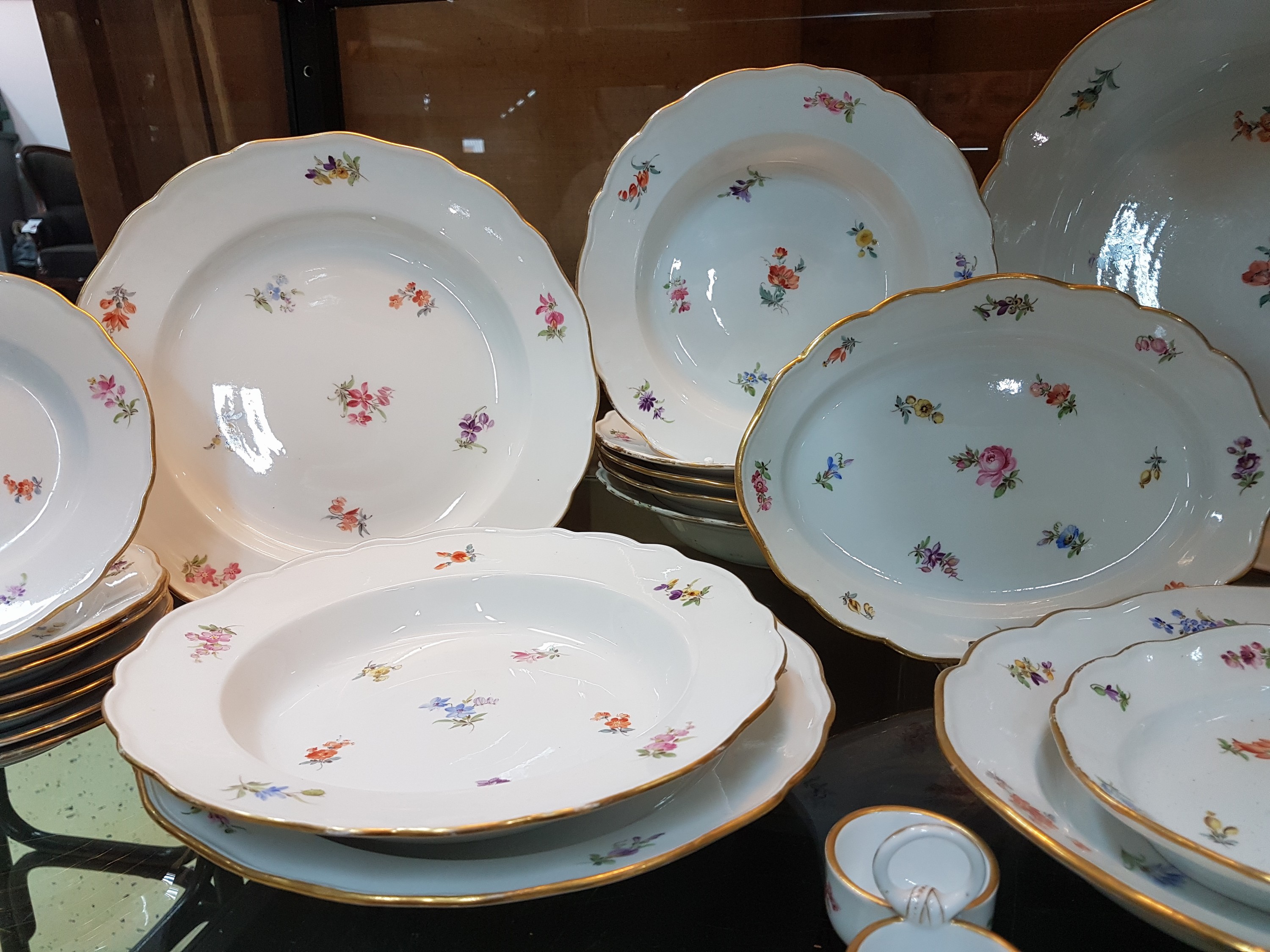 Detail a: 28 Teile Porzellan, Meissen, um 1900, 1. und 2. Wahl, Dekor gestreute Blumen, Goldränder, leicht berieben, 9 flache Teller 24.5cm, 6 tiefe Teller ...