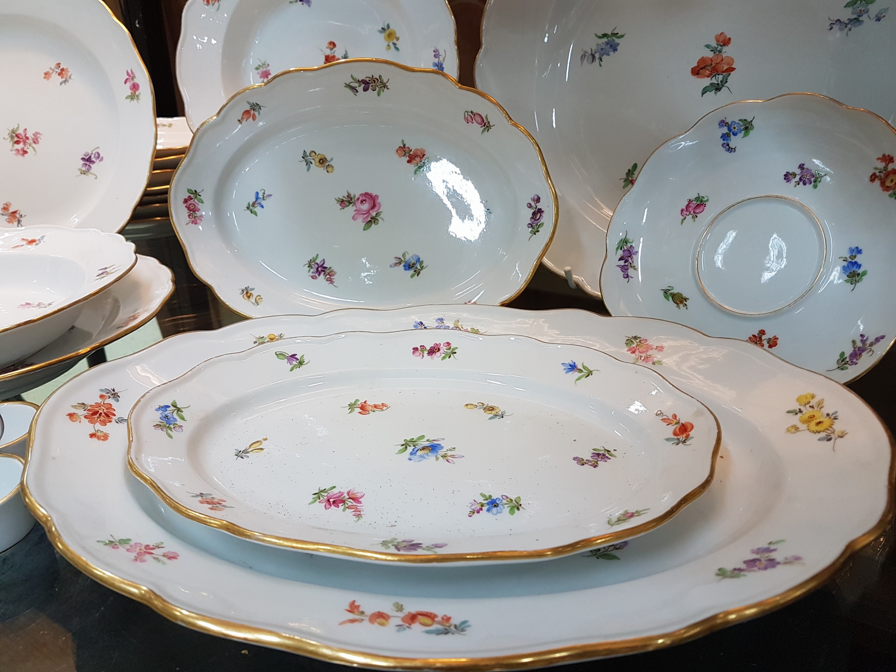 Detail d: 28 Teile Porzellan, Meissen, um 1900, 1. und 2. Wahl, Dekor gestreute Blumen, Goldränder, leicht berieben, 9 flache Teller 24.5cm, 6 tiefe Teller ...