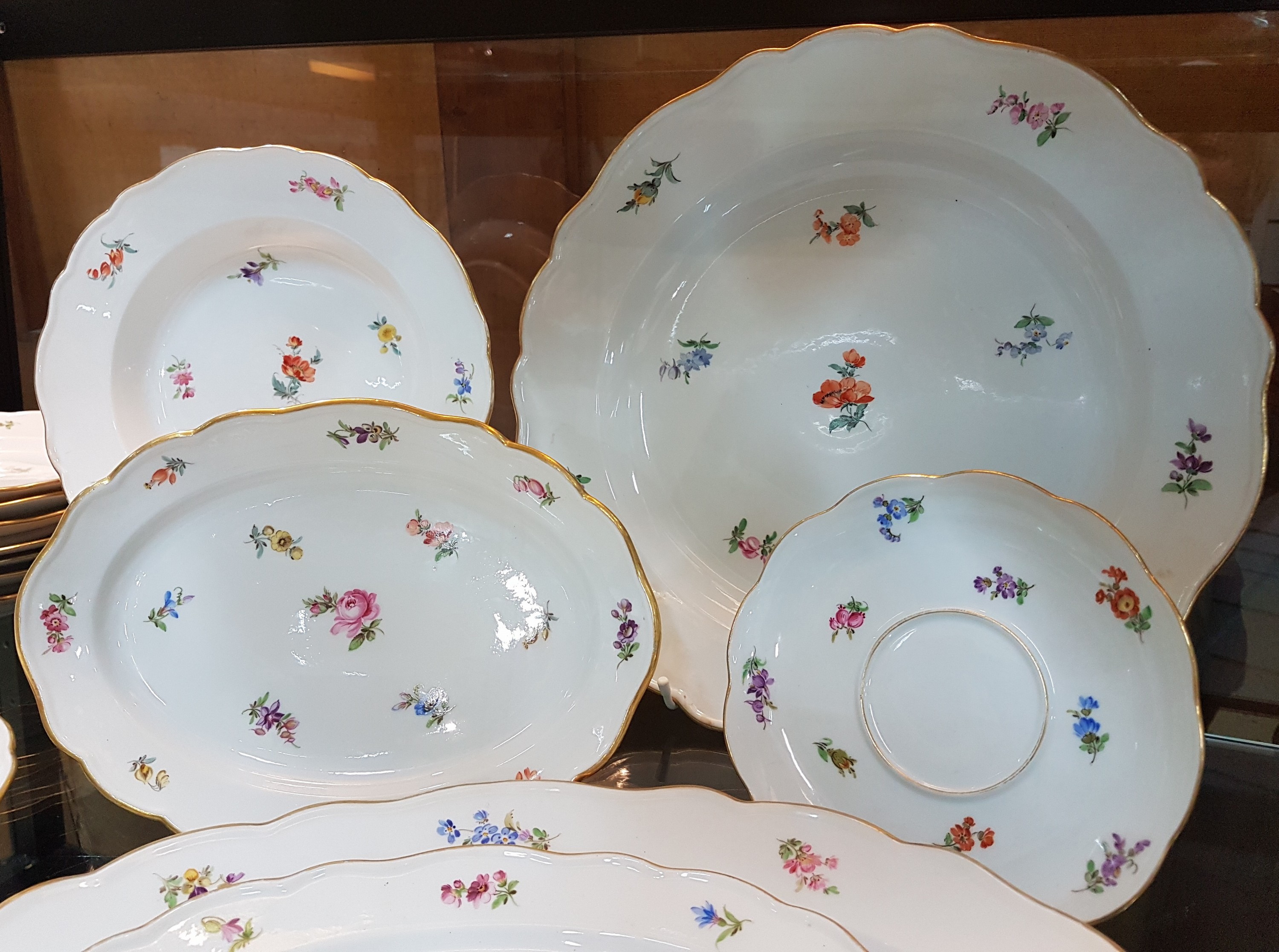 Detail e: 28 Teile Porzellan, Meissen, um 1900, 1. und 2. Wahl, Dekor gestreute Blumen, Goldränder, leicht berieben, 9 flache Teller 24.5cm, 6 tiefe Teller ...