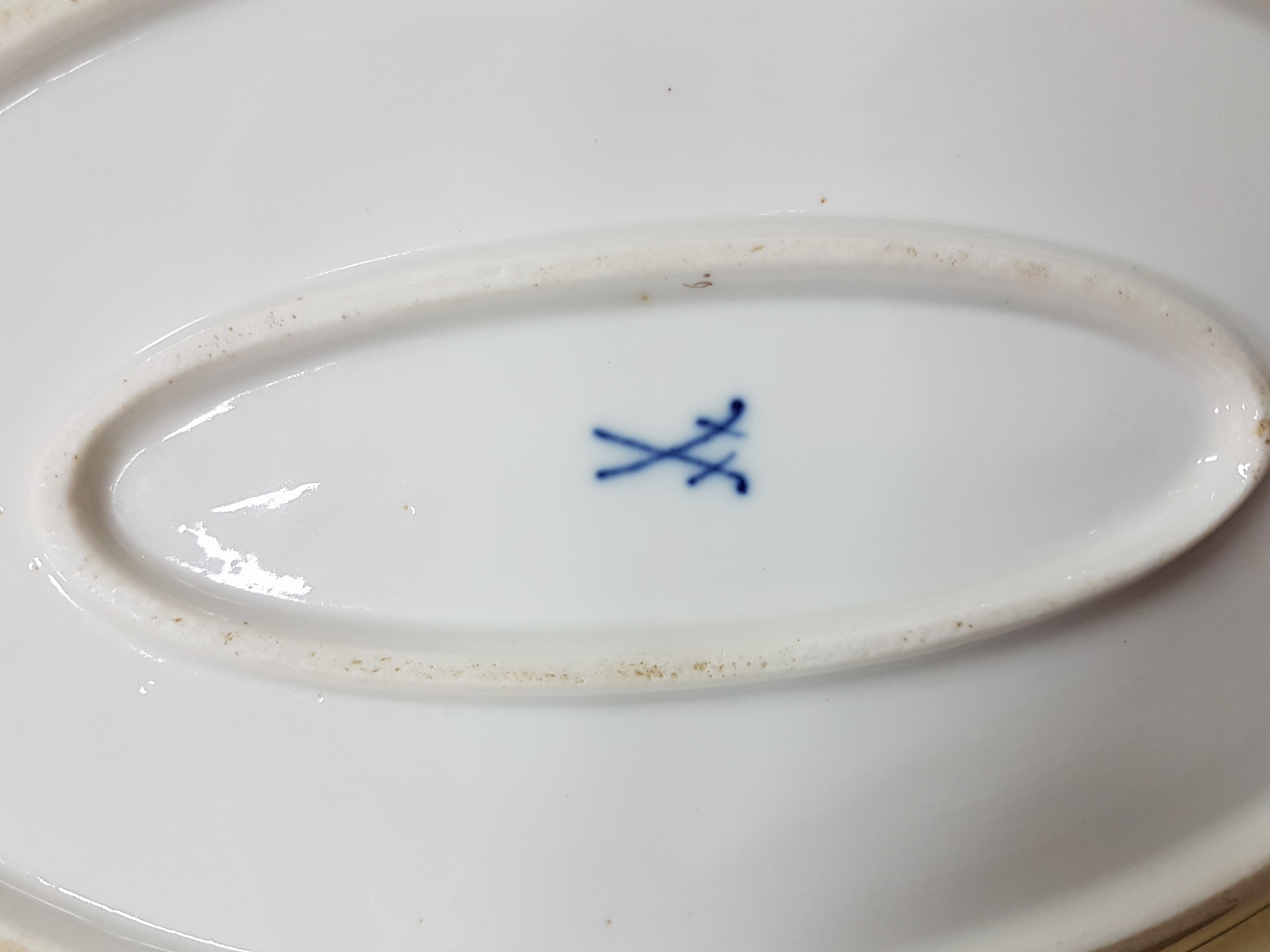 Detail f: 28 Teile Porzellan, Meissen, um 1900, 1. und 2. Wahl, Dekor gestreute Blumen, Goldränder, leicht berieben, 9 flache Teller 24.5cm, 6 tiefe Teller ...