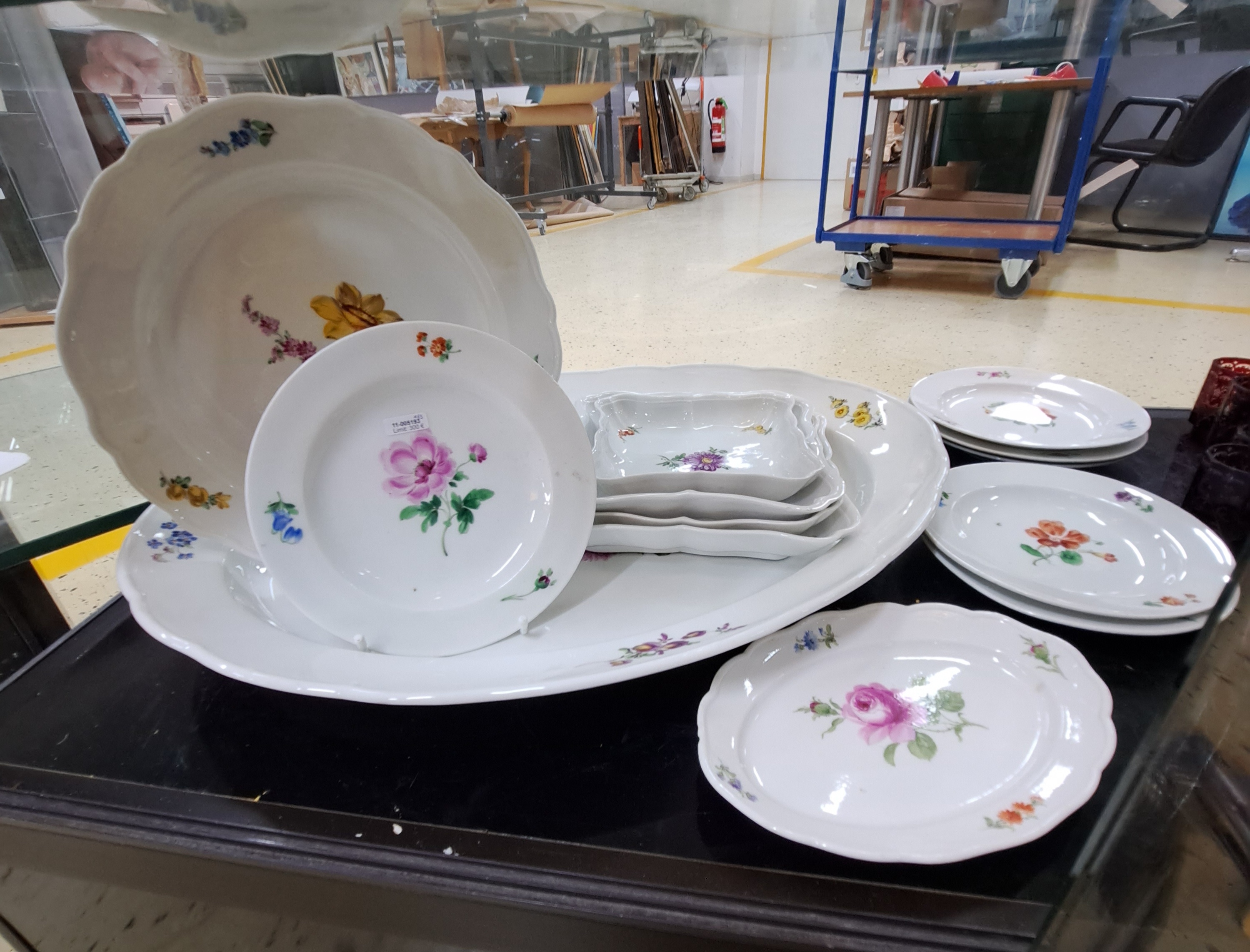 Detail a: 13 Teile Porzellan, Meissen, um 1900, 2. Wahl, bunt bemalt im Dekor Blume I, sehr große ovale Platte 60x45cm, runde Platte D. ca. 30cm, kl. ovale ...