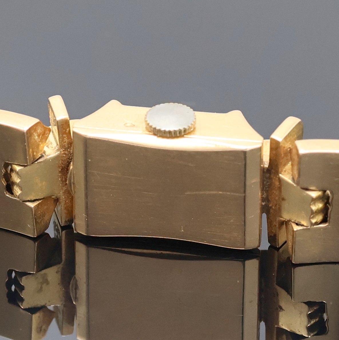 Detail d: OMEGA seltene Damenarmbanduhr in RG 750/000, Schweiz/Frankreich um 1951, Handaufzug, 2 teil. Geh., Boden aufgedr., Gliederband im Verlauf m. ...