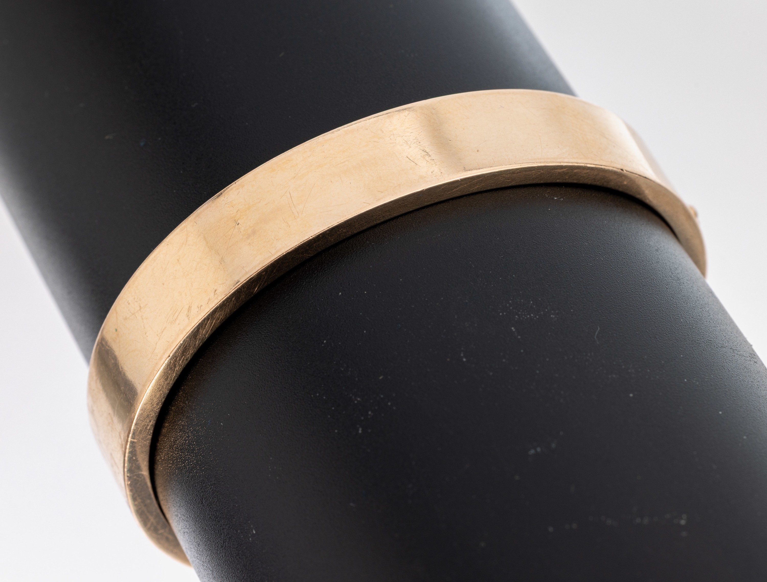 Image 26996383 - 14 kt Gold Armreif, GG 585/000, hohl gearbeitet, B. ca. 11.2 mm, ca. 6 x 5.2 cm, ...