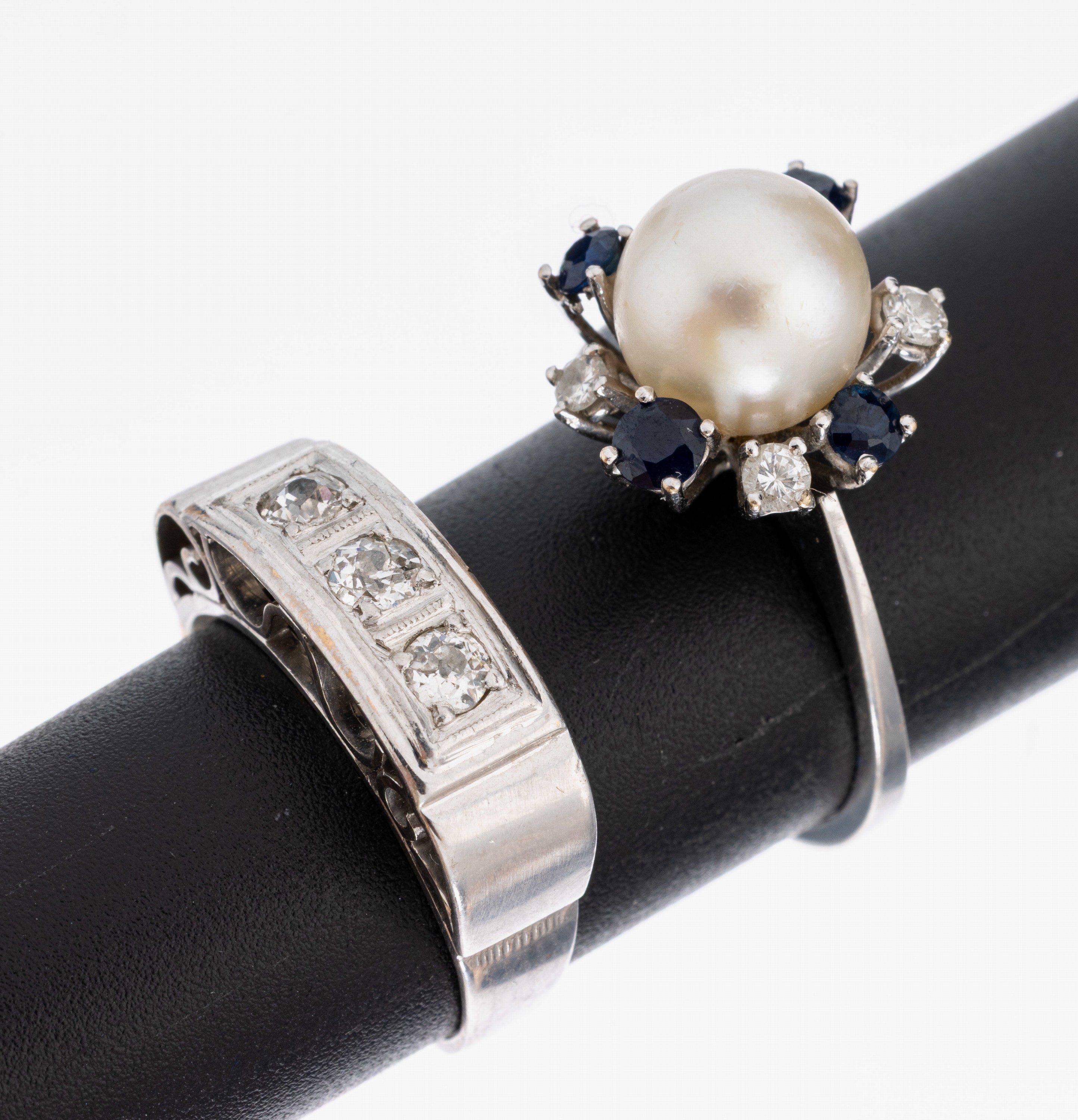 Image 26996384 - Konvolut 2 Ringe, best. aus: 1 x WG 750/000, mittig Zuchtperle, D. ca. 8.8 mm, 4 ...