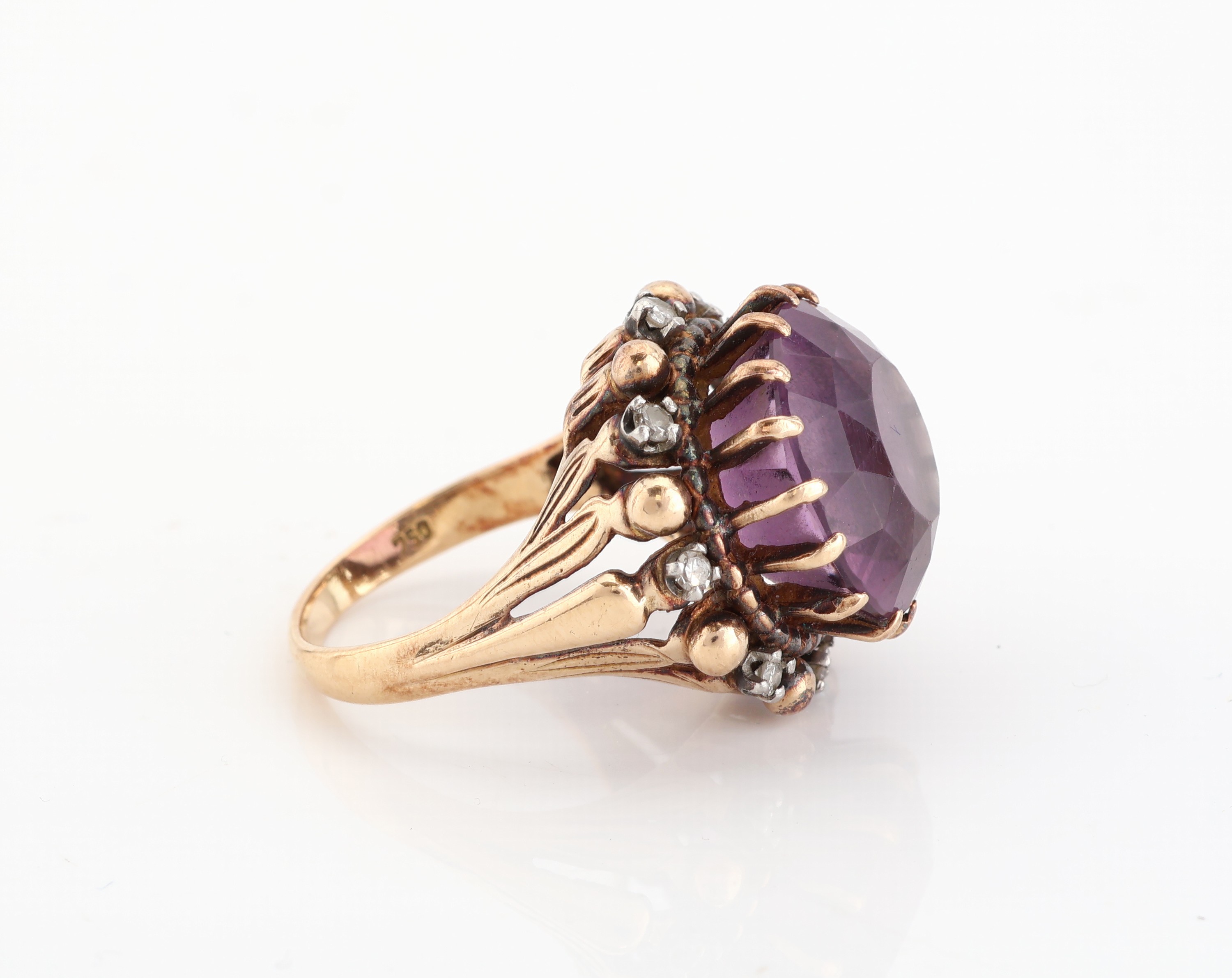 Detail b: 18 kt Gold Amethyst-Diamant-Ring, GG/WG 750/000, rundfacett. Amethyst ca. 15.0 ct, 8 8/8-Diamanten zus. ca. 0.24 ct Weiß/si-p, RW 57, ca. 12.3 g