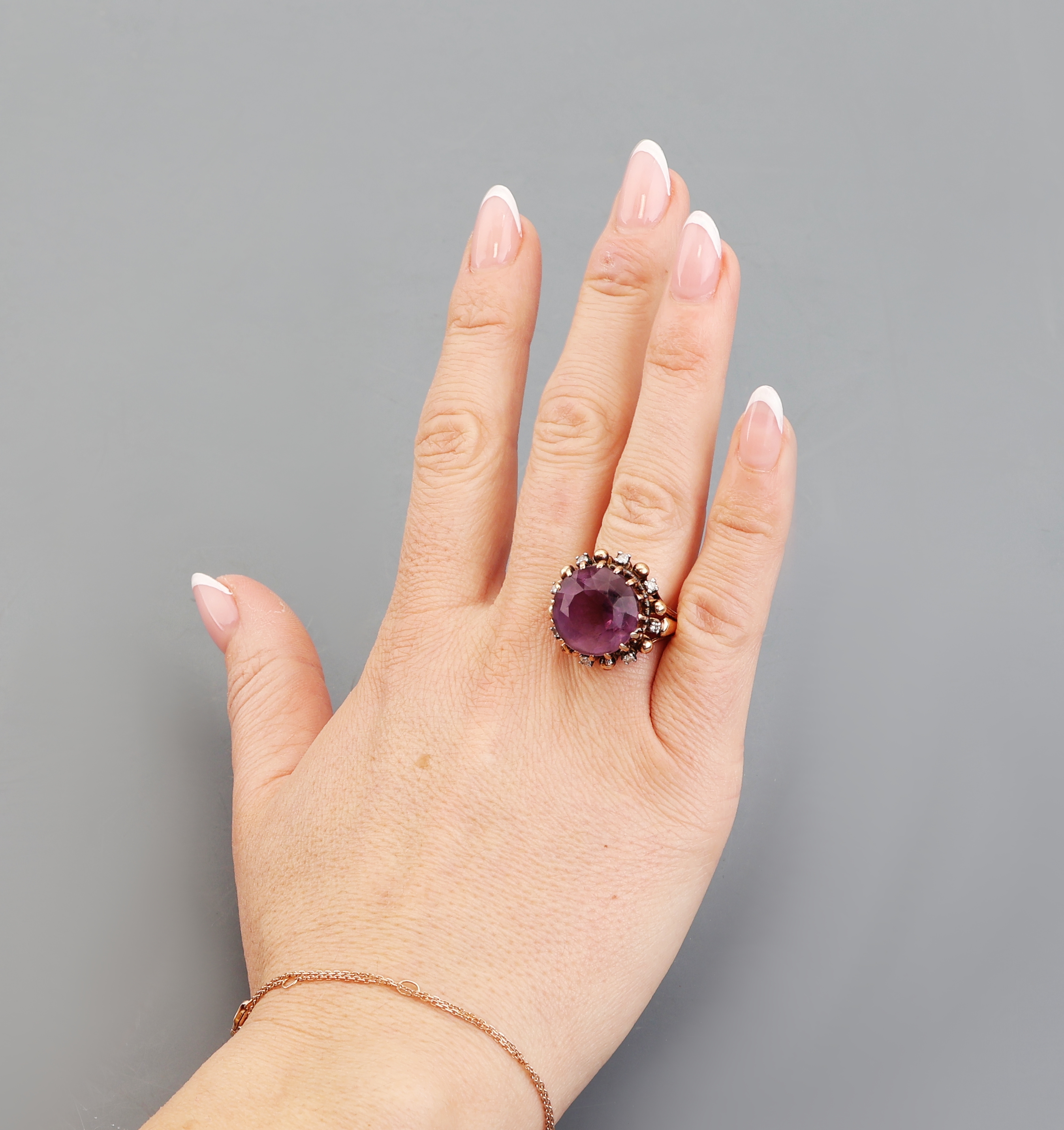 Detail d: 18 kt Gold Amethyst-Diamant-Ring, GG/WG 750/000, rundfacett. Amethyst ca. 15.0 ct, 8 8/8-Diamanten zus. ca. 0.24 ct Weiß/si-p, RW 57, ca. 12.3 g