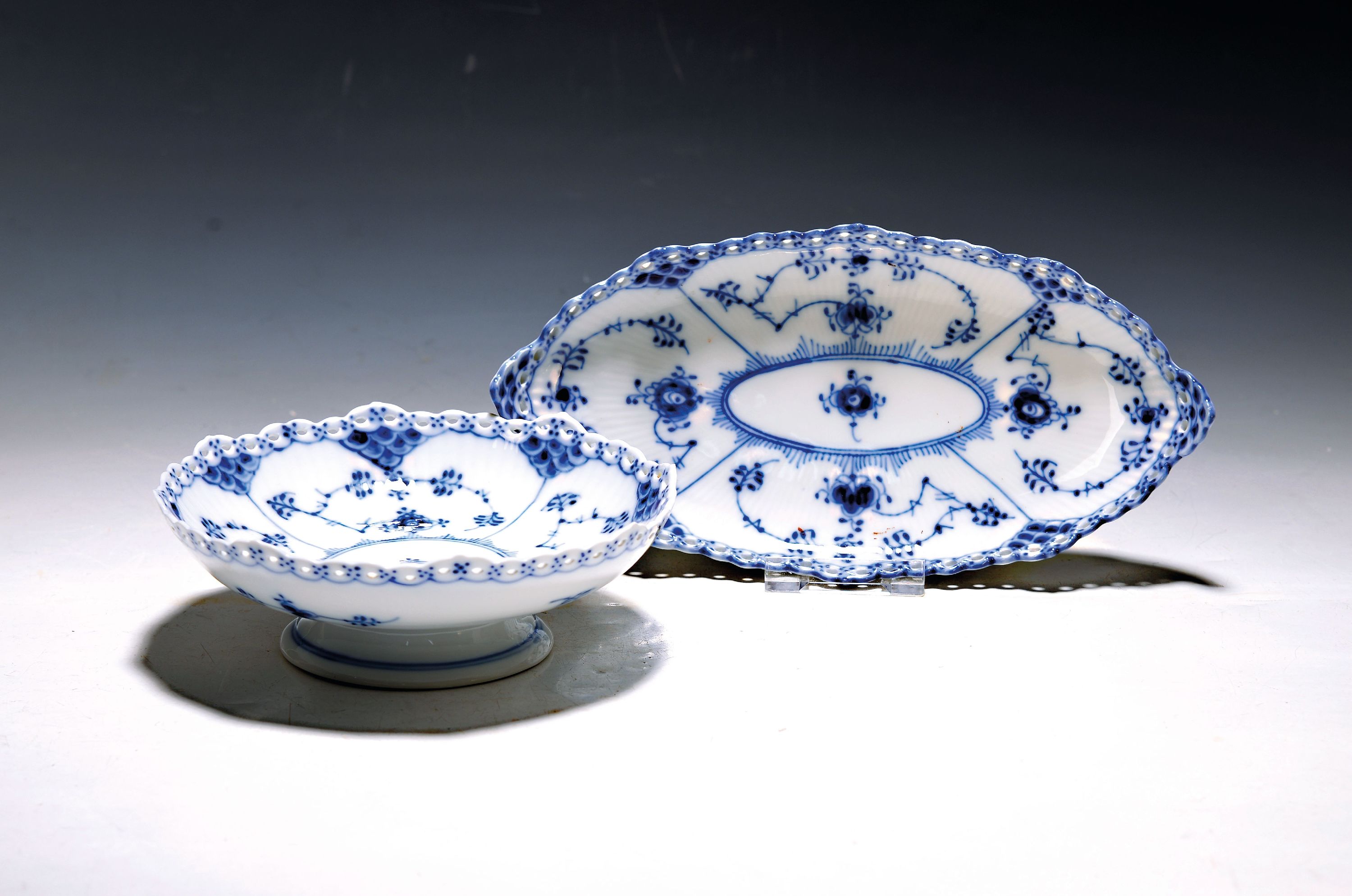 Image 26996396 - 2 Schalen, Kgl. Kopenhagen, Dekor Musselmalet Vollspitze, Porzellan, blauer floraler ...