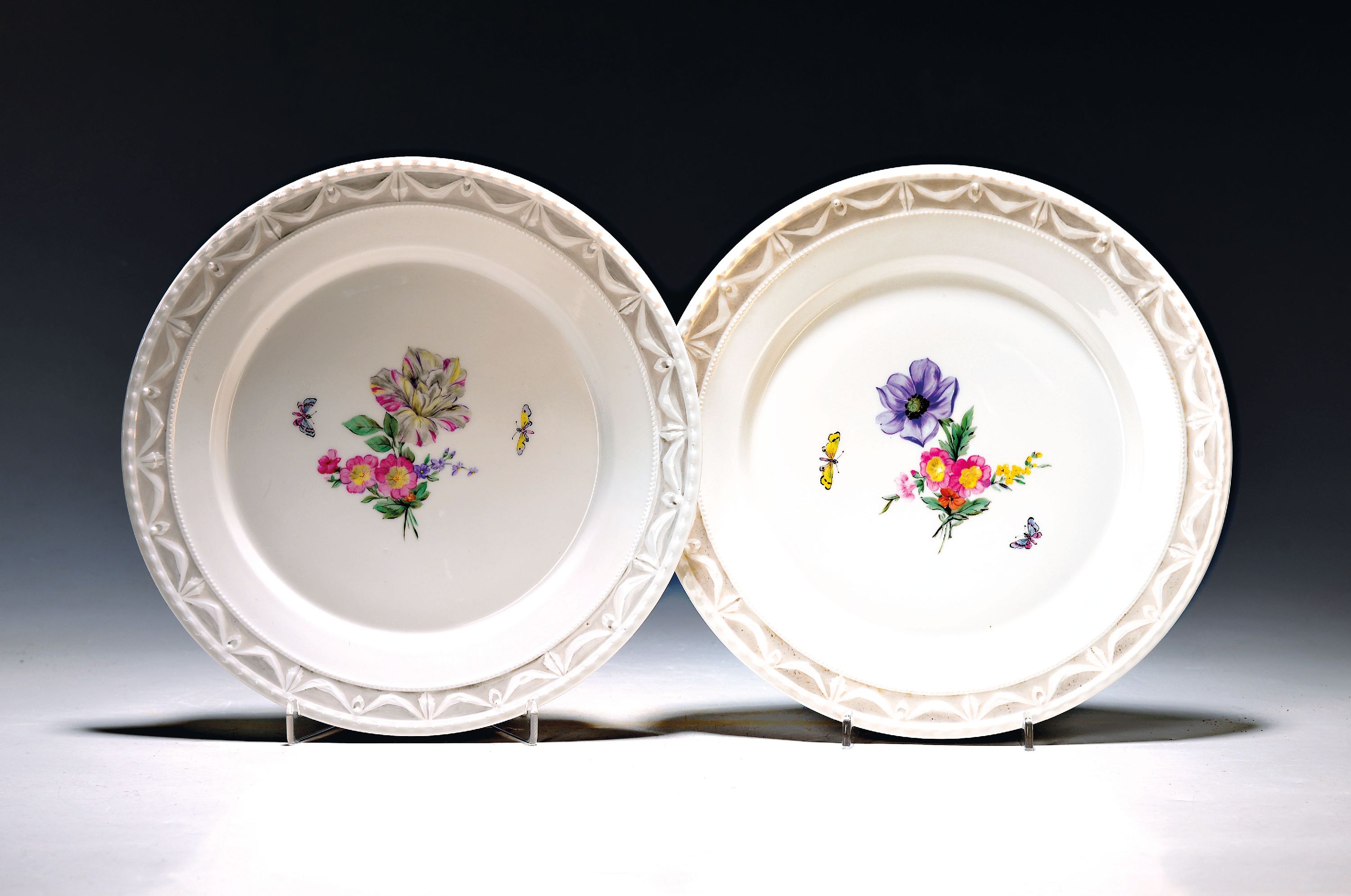 Image 26996397 - 2 Teller, KPM Berlin, Dekor Kurland, grau hinterlegte Bordüre, mittig feine bunte ...