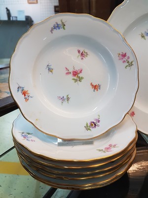 26996367b - 28 Teile Porzellan, Meissen, um 1900, 1. und 2. Wahl, Dekor gestreute Blumen, ...