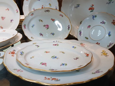 26996367d - 28 Teile Porzellan, Meissen, um 1900, 1. und 2. Wahl, Dekor gestreute Blumen, ...