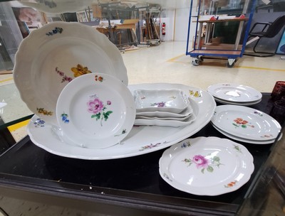 26996370a - 13 Teile Porzellan, Meissen, um 1900, 2. Wahl, bunt bemalt im Dekor Blume I, sehr große ...