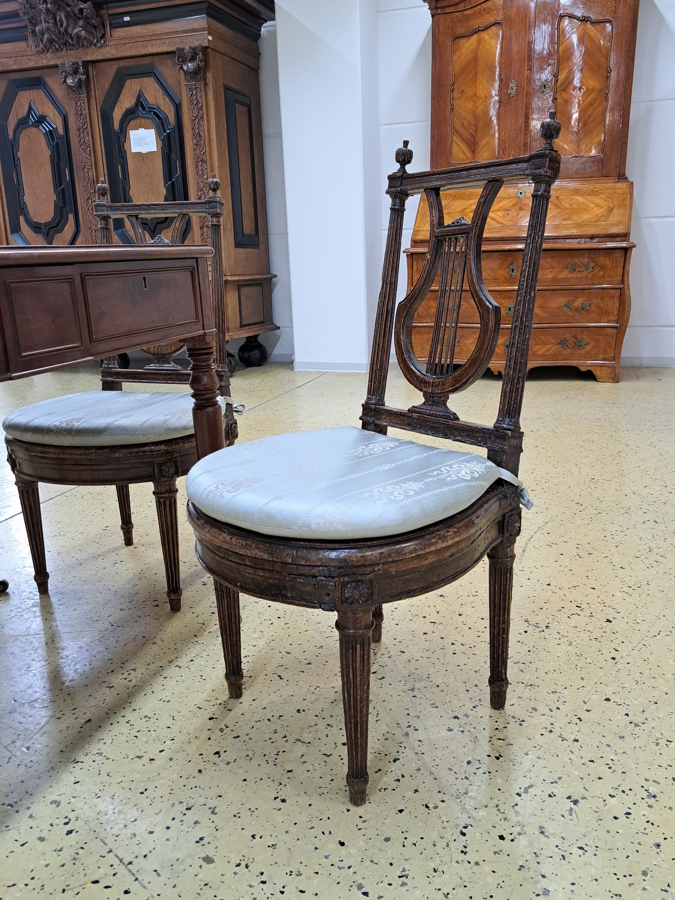 Detail a: 4 Empire Stühle in Lyraform, um 1810, Sitz geflochten, kannelierte Säulen, H. ca. 87 cm, EZ 2-3