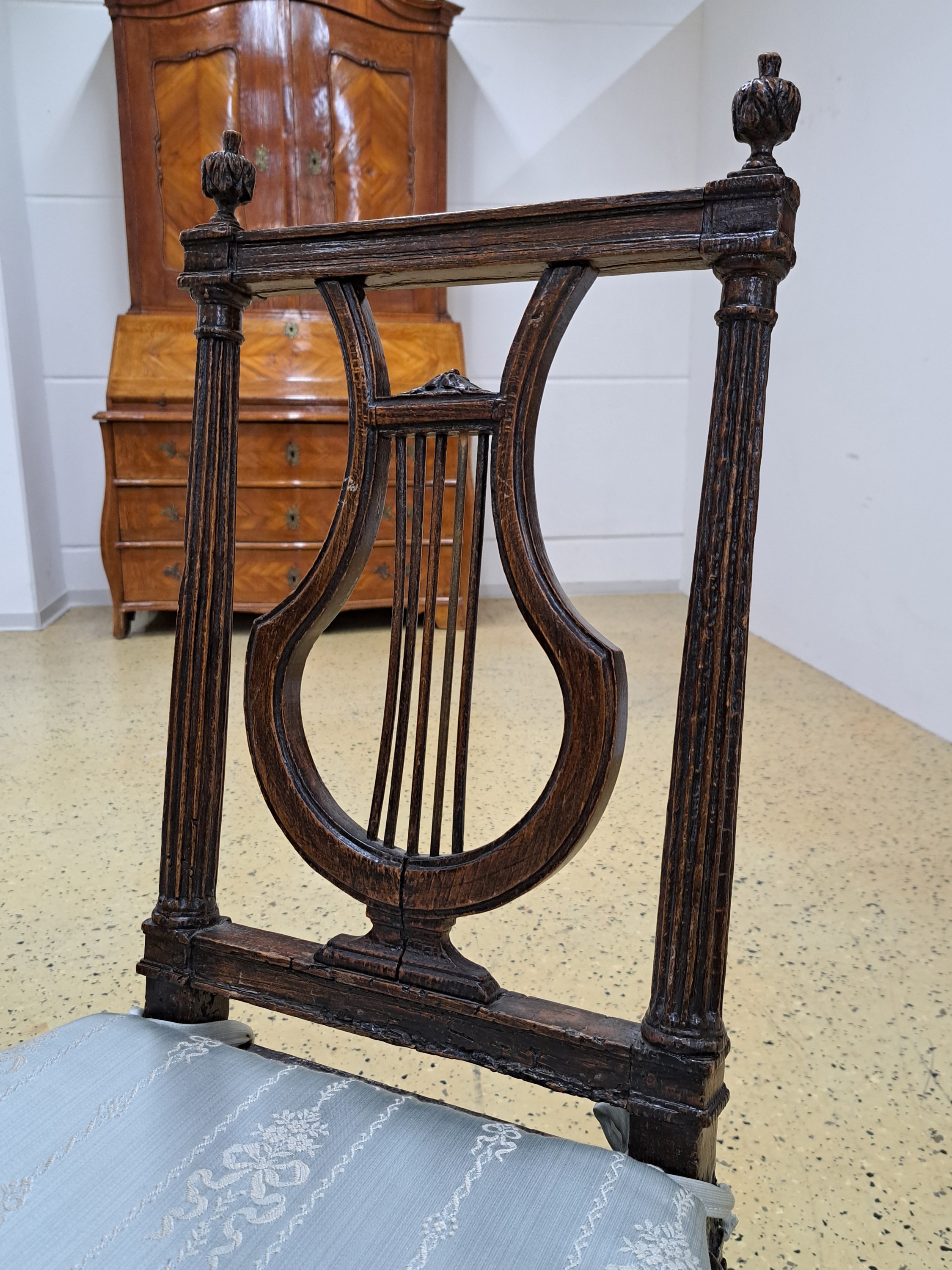 Detail b: 4 Empire Stühle in Lyraform, um 1810, Sitz geflochten, kannelierte Säulen, H. ca. 87 cm, EZ 2-3