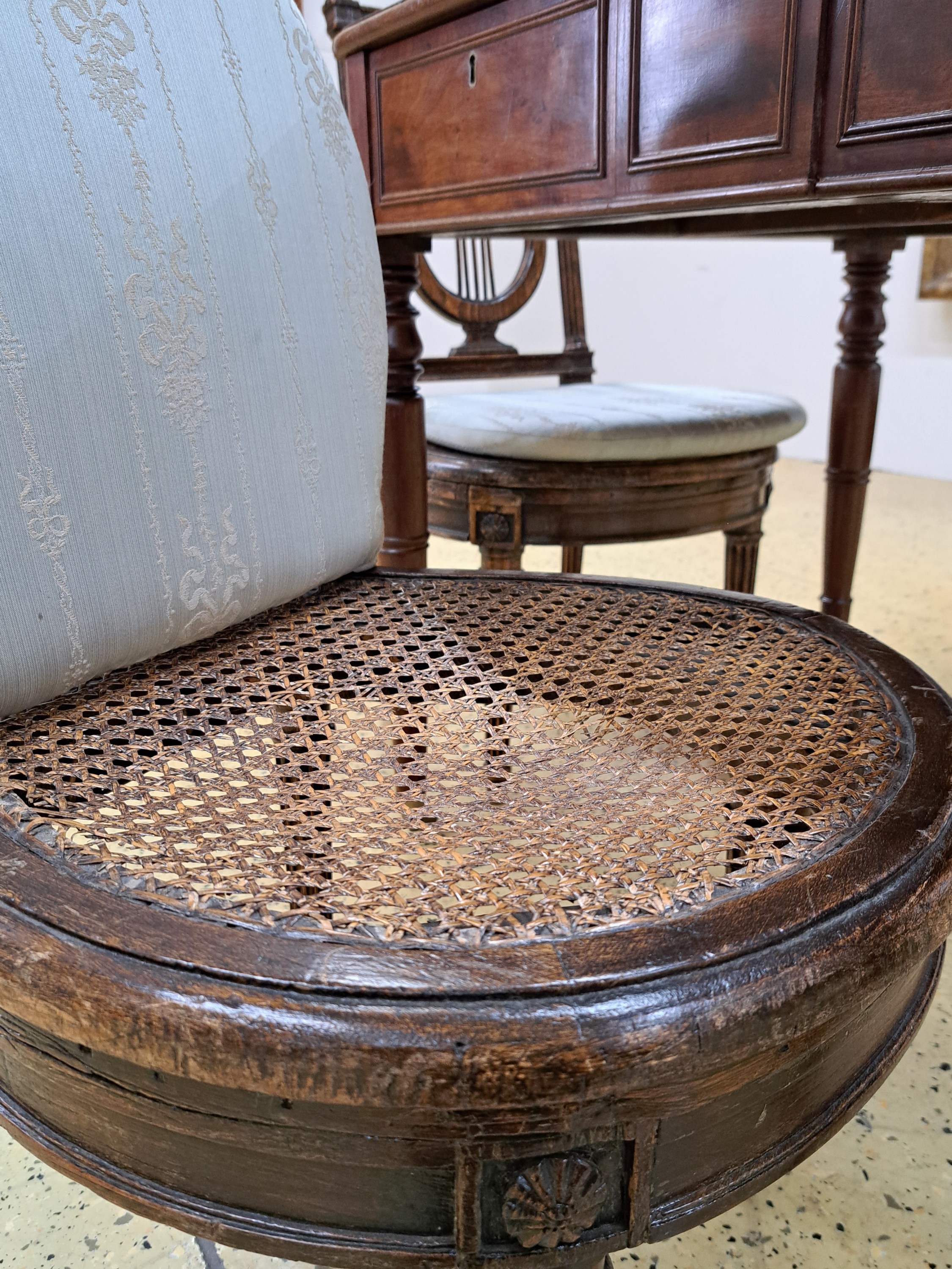 Detail f: 4 Empire Stühle in Lyraform, um 1810, Sitz geflochten, kannelierte Säulen, H. ca. 87 cm, EZ 2-3