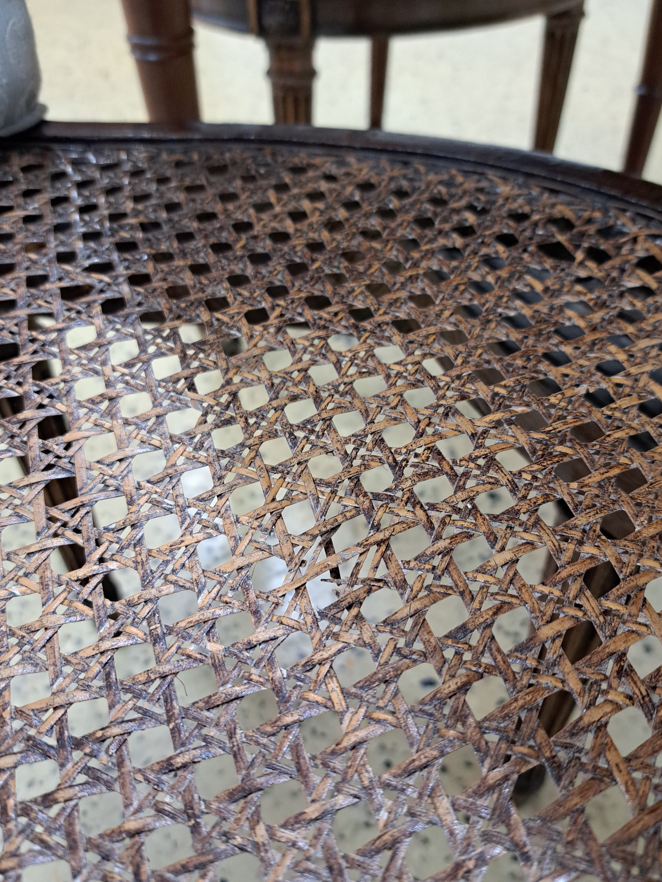 Detail g: 4 Empire Stühle in Lyraform, um 1810, Sitz geflochten, kannelierte Säulen, H. ca. 87 cm, EZ 2-3