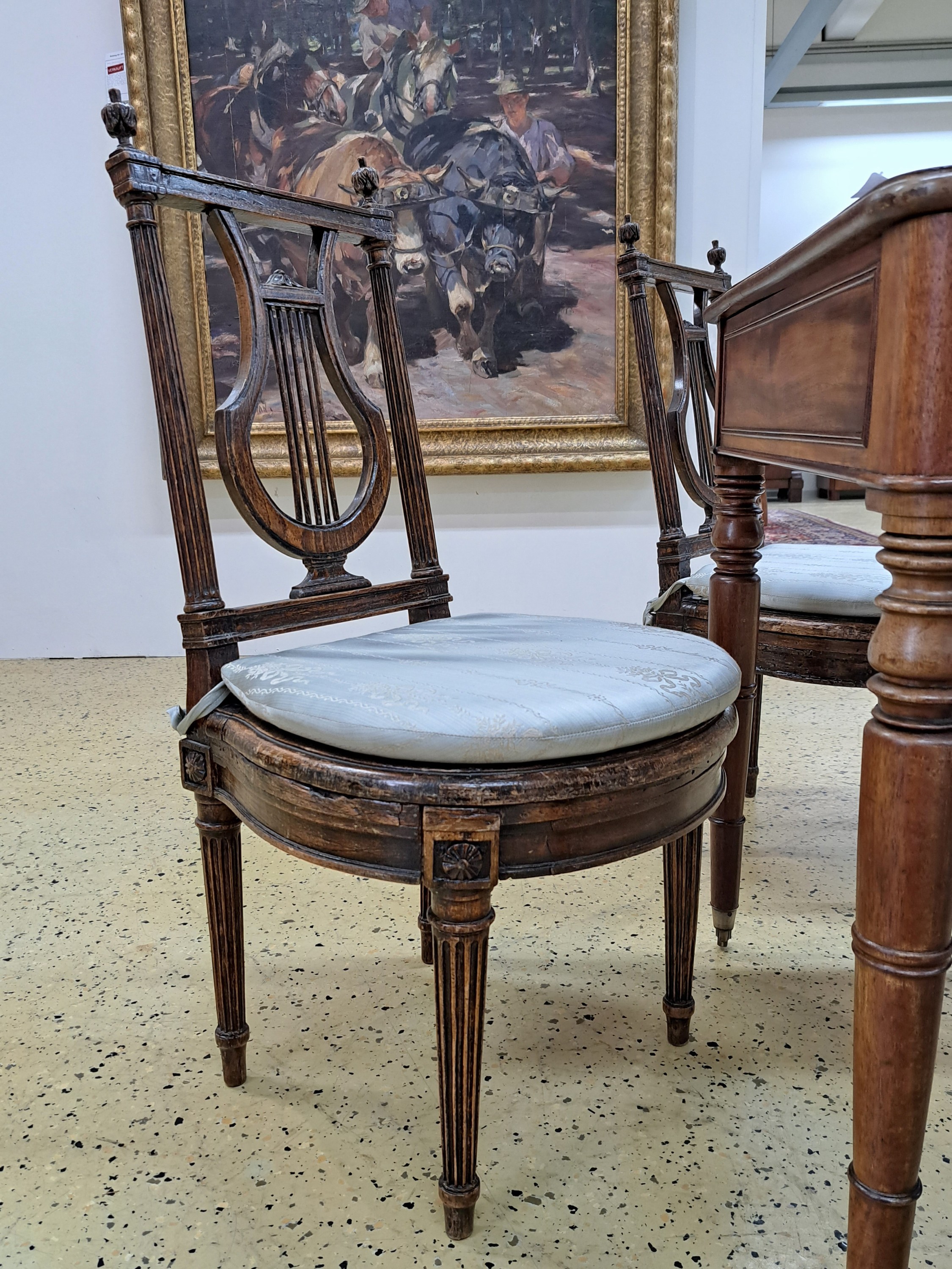Detail h: 4 Empire Stühle in Lyraform, um 1810, Sitz geflochten, kannelierte Säulen, H. ca. 87 cm, EZ 2-3