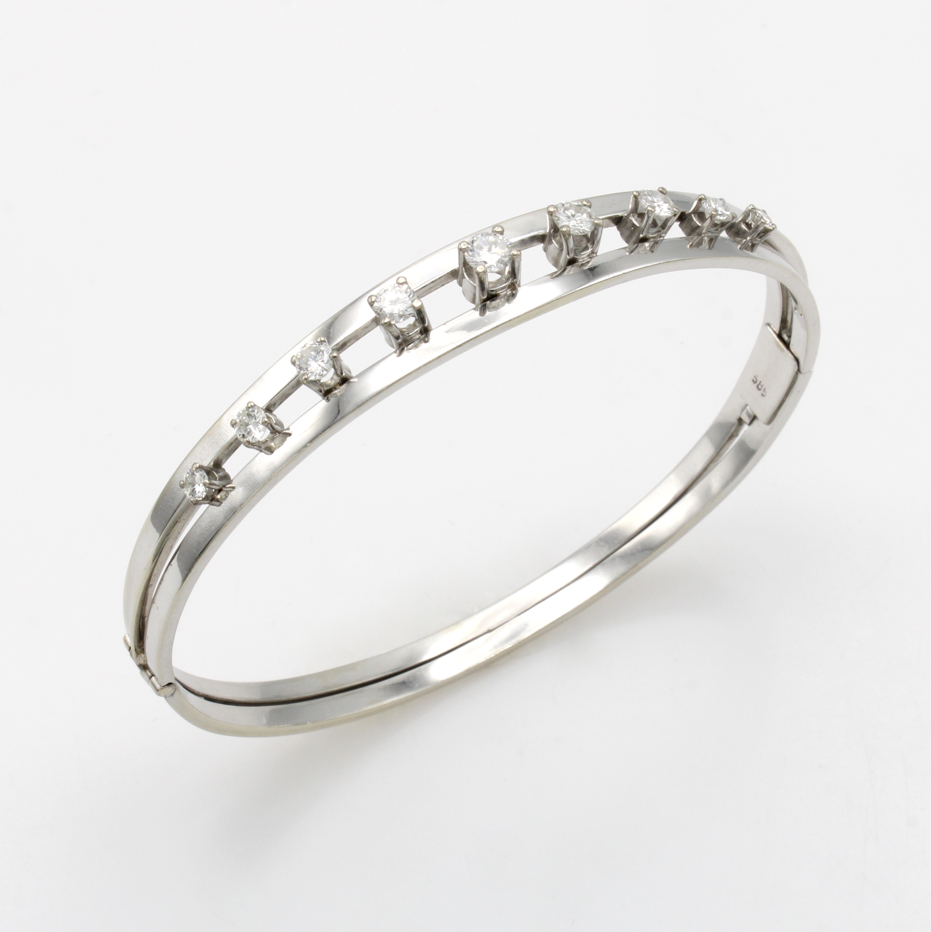 Image 26996443 - Armreif mit Brillanten, WG 585/000, 9 Brill. zus. ca. 1.00 ct Weiß-get.Weiß/si ...