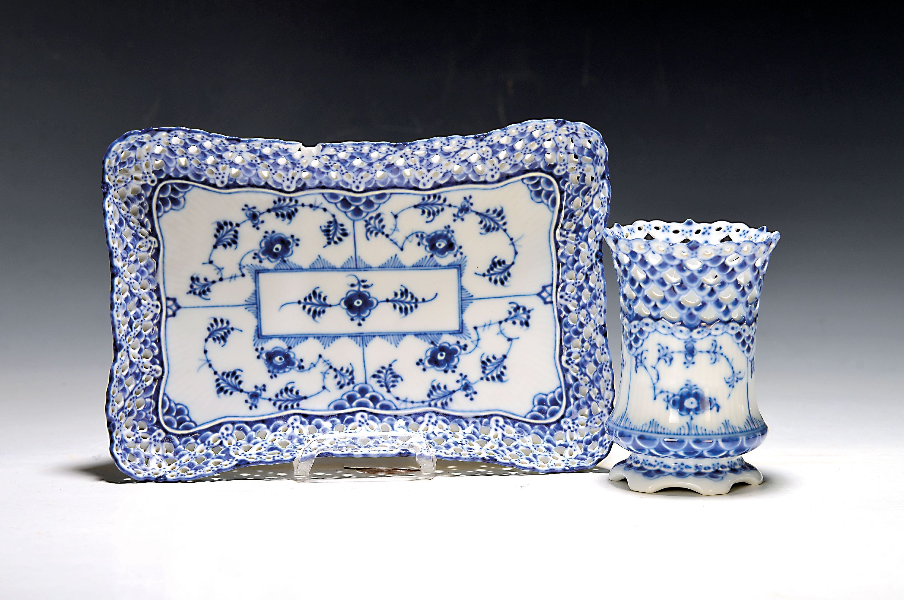 Image 26996495 - Vase und Tablett, Royal Copenhagen, Musselmalet, Porzellan, breiter Spitzenrand, blaue ...