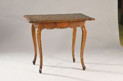 Rokoko Spieltisch, 18.Jh., Nußbaumfurnier, Platte aufwendig gespiegelt intarsiert in diversen Hölzern, 4 Schubladen, auf langen geschweiften ...