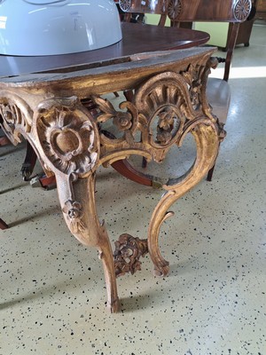 26996402a - Wandkonsole, Rokoko, 18.Jh., Holz in gold gefaßt, aufwendig geschnitzt aus Voluten und ...