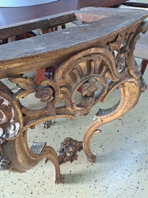 26996402b - Wandkonsole, Rokoko, 18.Jh., Holz in gold gefaßt, aufwendig geschnitzt aus Voluten und ...