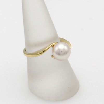 26996485a - Ring mit Akoyazuchtperle, GG 585/000, weiße Perle, D. ca. 8.5 mm, Ringschiene versetzt, ...