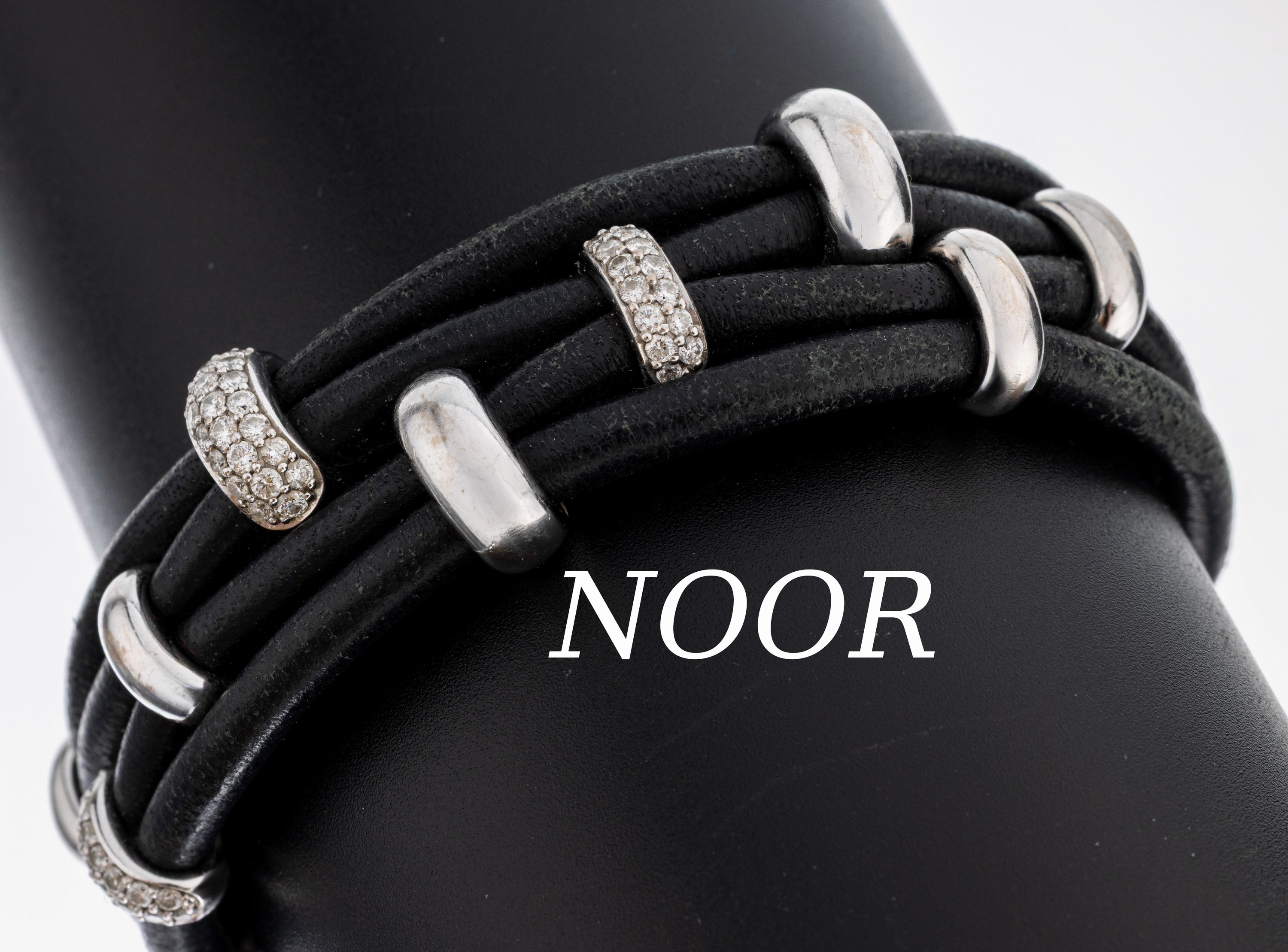 Image 26996505 - 18 kt Gold NOOR Brillant-Armband, WG 750/000, 4-rhg. schwarze Lederbänder, 10 WG ...