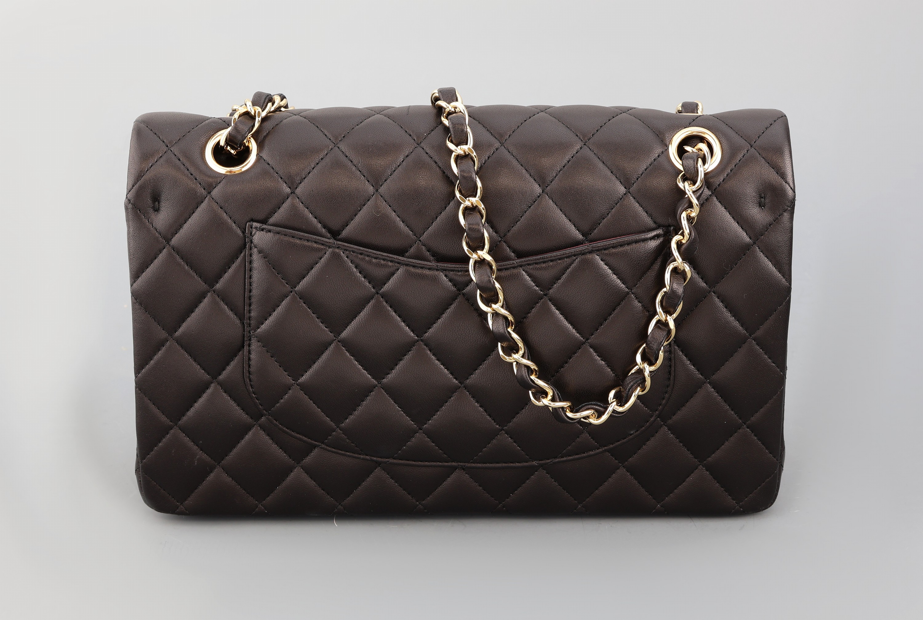 Detail a: CHANEL Handtasche, "Double Flap Bag", von 2013, feines schwarzes Lammleder in typ. Chanel-Stepp, goldfarb. Hardware, doppelter ...