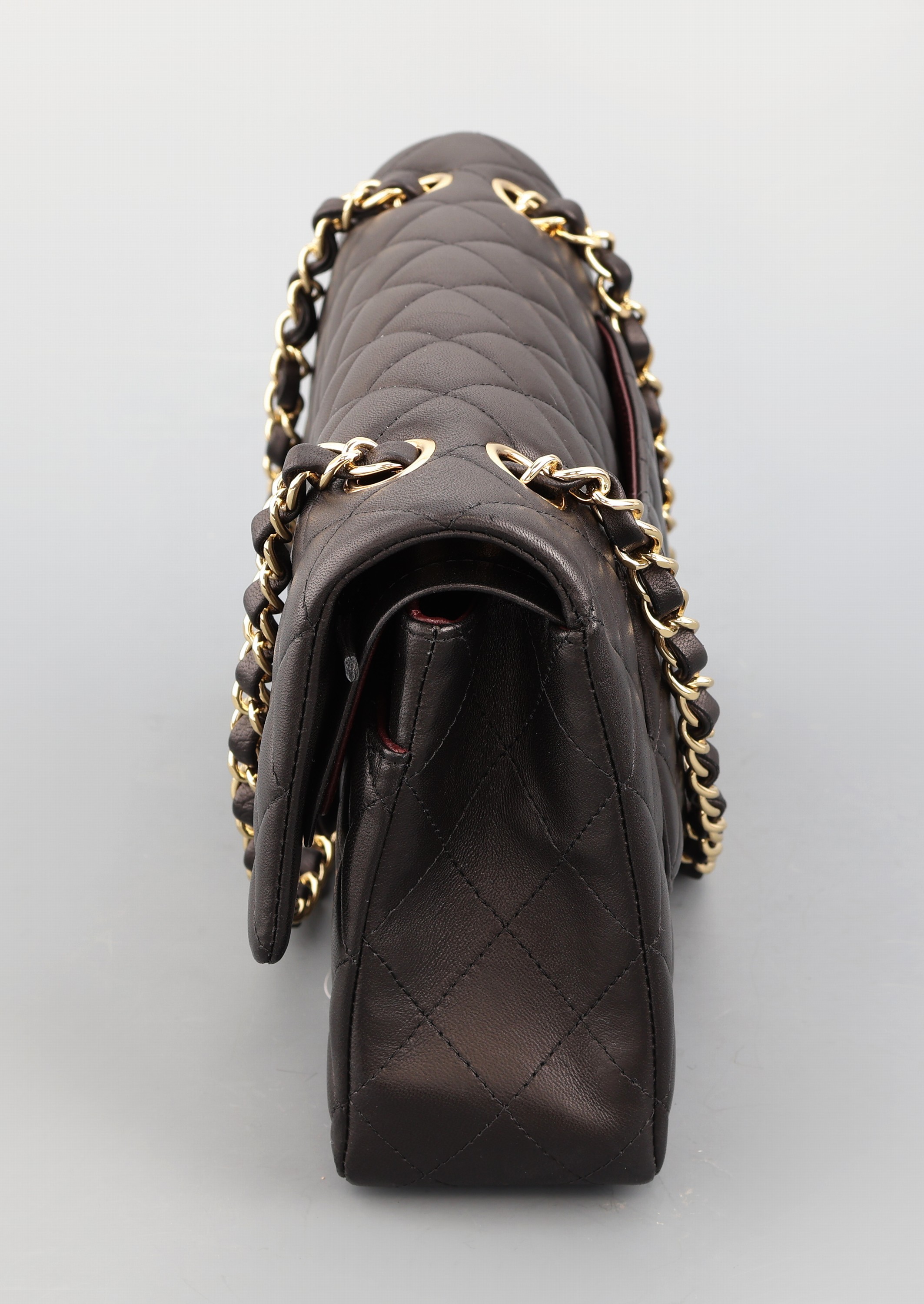 Detail b: CHANEL Handtasche, "Double Flap Bag", von 2013, feines schwarzes Lammleder in typ. Chanel-Stepp, goldfarb. Hardware, doppelter ...