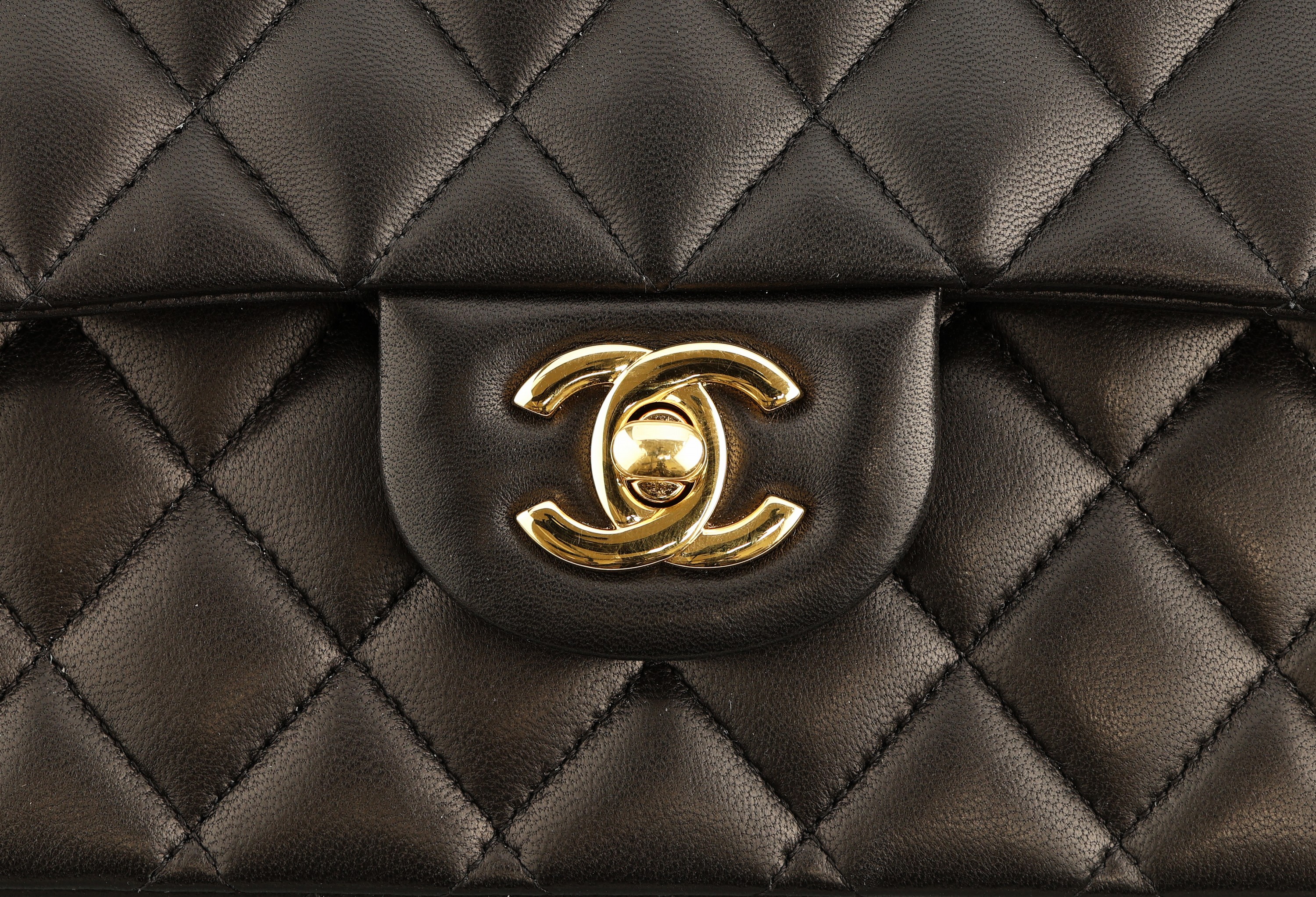 Detail d: CHANEL Handtasche, "Double Flap Bag", von 2013, feines schwarzes Lammleder in typ. Chanel-Stepp, goldfarb. Hardware, doppelter ...