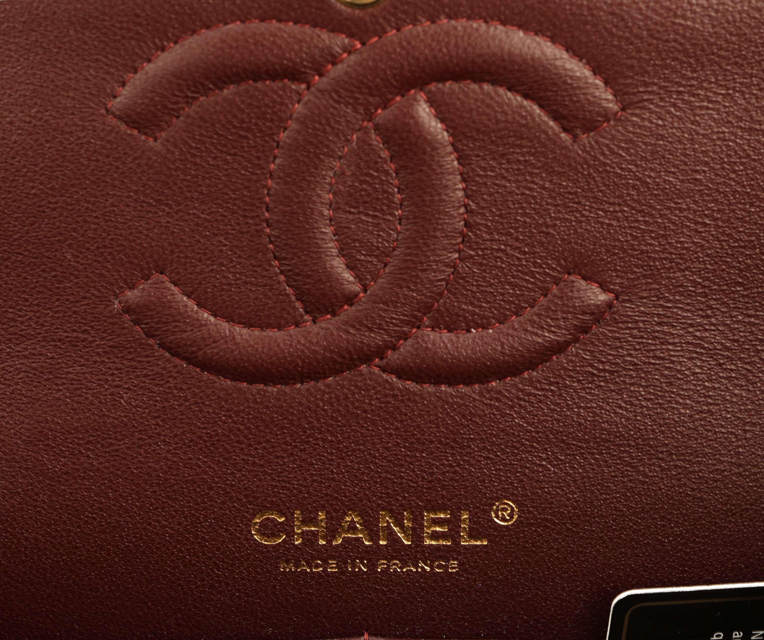 Detail e: CHANEL Handtasche, "Double Flap Bag", von 2013, feines schwarzes Lammleder in typ. Chanel-Stepp, goldfarb. Hardware, doppelter ...