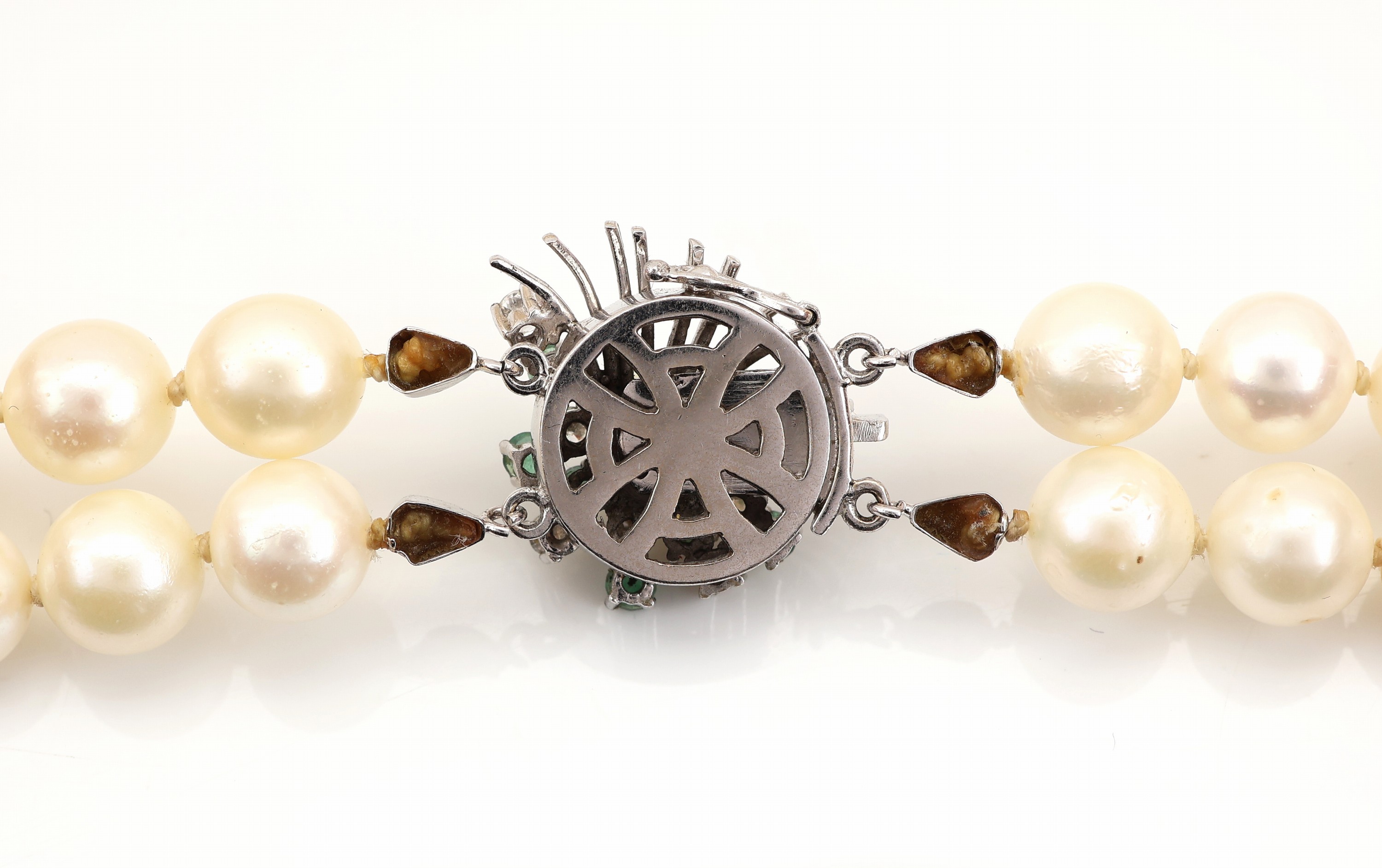 Detail b: Zuchtperl-Collier mit 14 kt Gold Brillant- Smaragd-Schmuckschließe, WG 585/000, 2-rhg.Akoyazuchtperlen, D. ca. 8.1 mm, Kastenschlossmit ...
