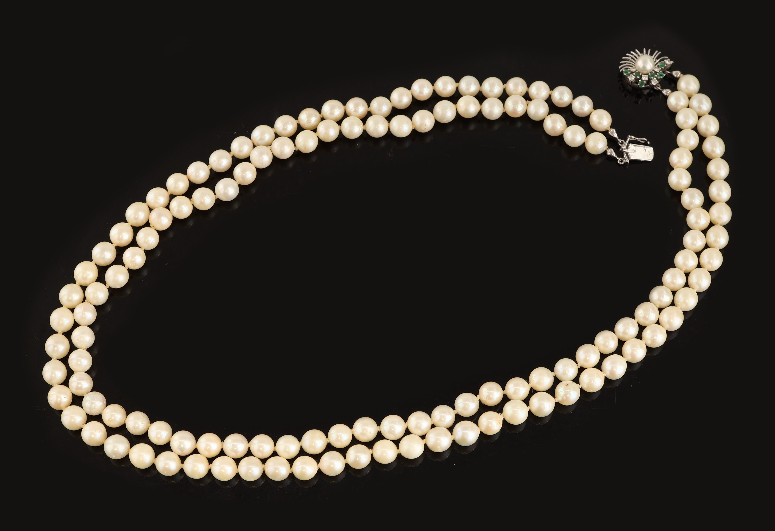 Detail c: Zuchtperl-Collier mit 14 kt Gold Brillant- Smaragd-Schmuckschließe, WG 585/000, 2-rhg.Akoyazuchtperlen, D. ca. 8.1 mm, Kastenschlossmit ...