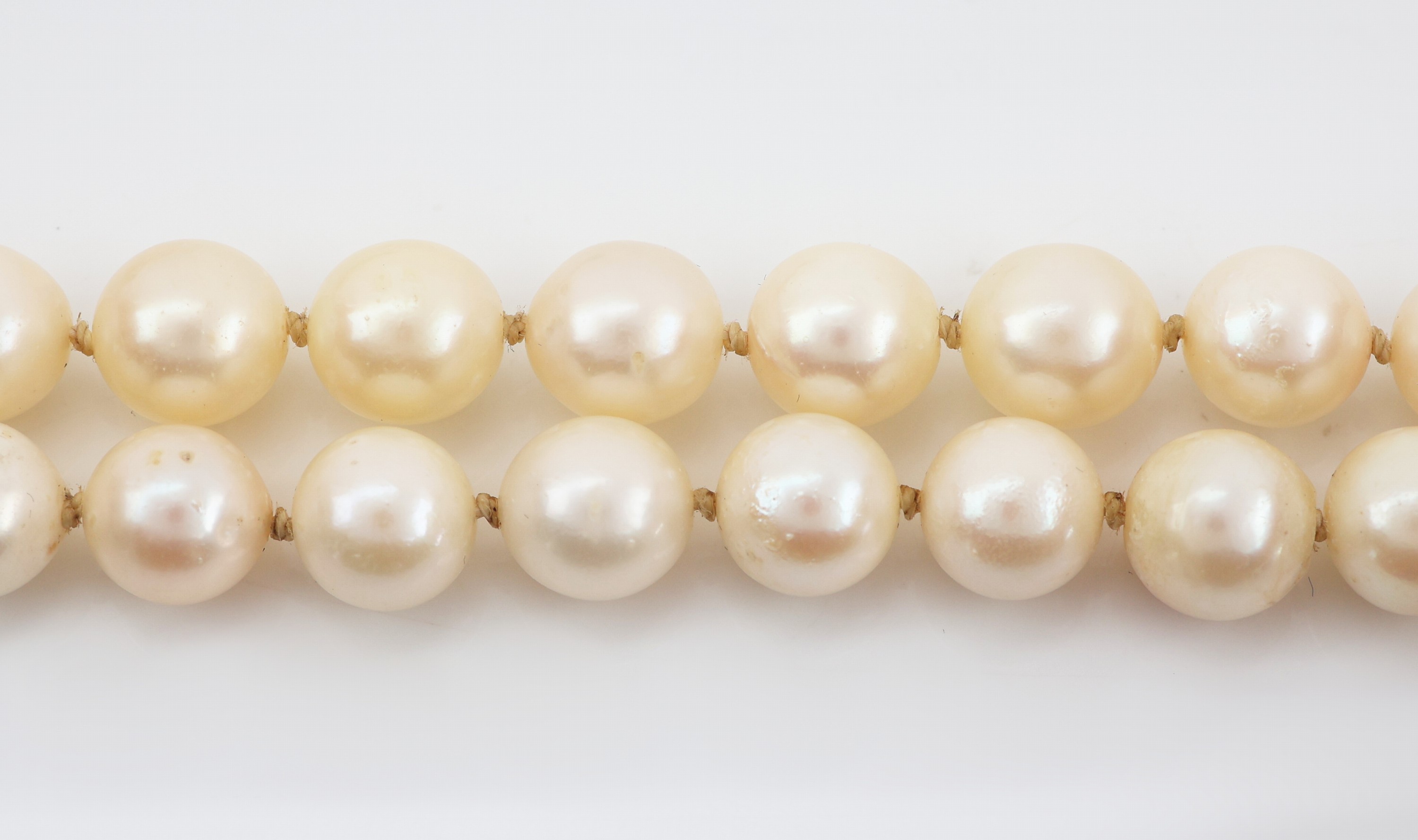 Detail d: Zuchtperl-Collier mit 14 kt Gold Brillant- Smaragd-Schmuckschließe, WG 585/000, 2-rhg.Akoyazuchtperlen, D. ca. 8.1 mm, Kastenschlossmit ...