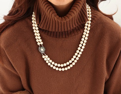 26996507e - Zuchtperl-Collier mit 14 kt Gold Brillant- Smaragd-Schmuckschließe, WG 585/000, ...