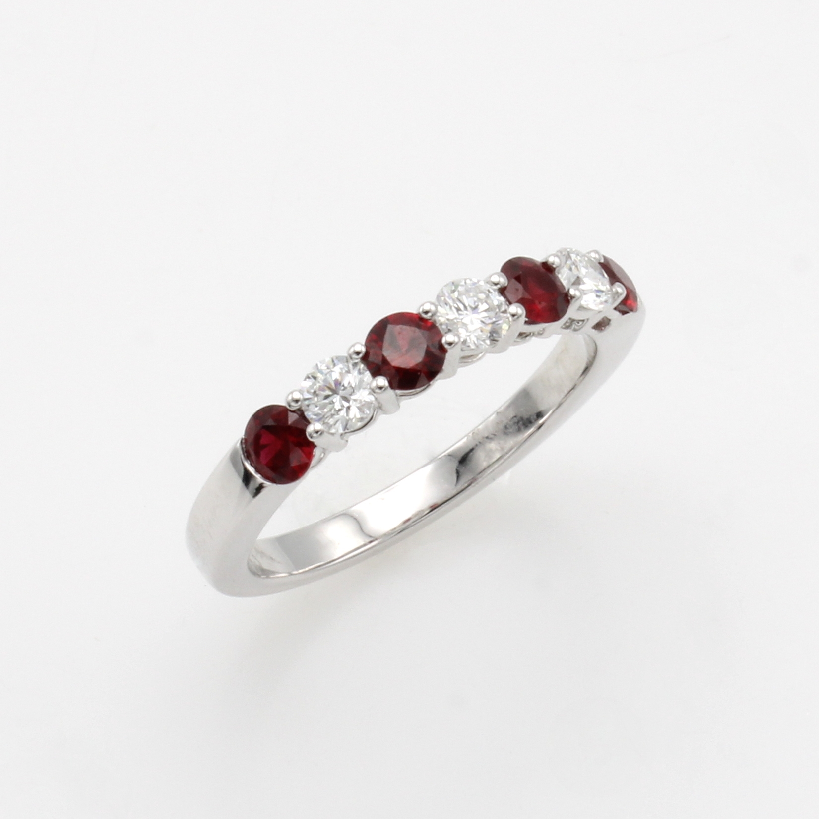 Image 26996682 - Ring mit Rubinen und Brillanten, WG 750/000,4 fac. Rubine zus. ca. 0.60 ct, 3 Brill. ...