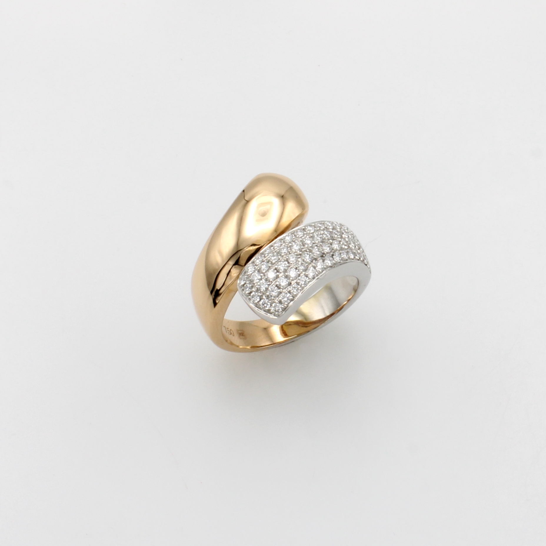 Image 26996713 - Ring mit Brillanten, RG/WG 750/000, Ringschiene versetzt gearb., 65 Brill. in WG- ...