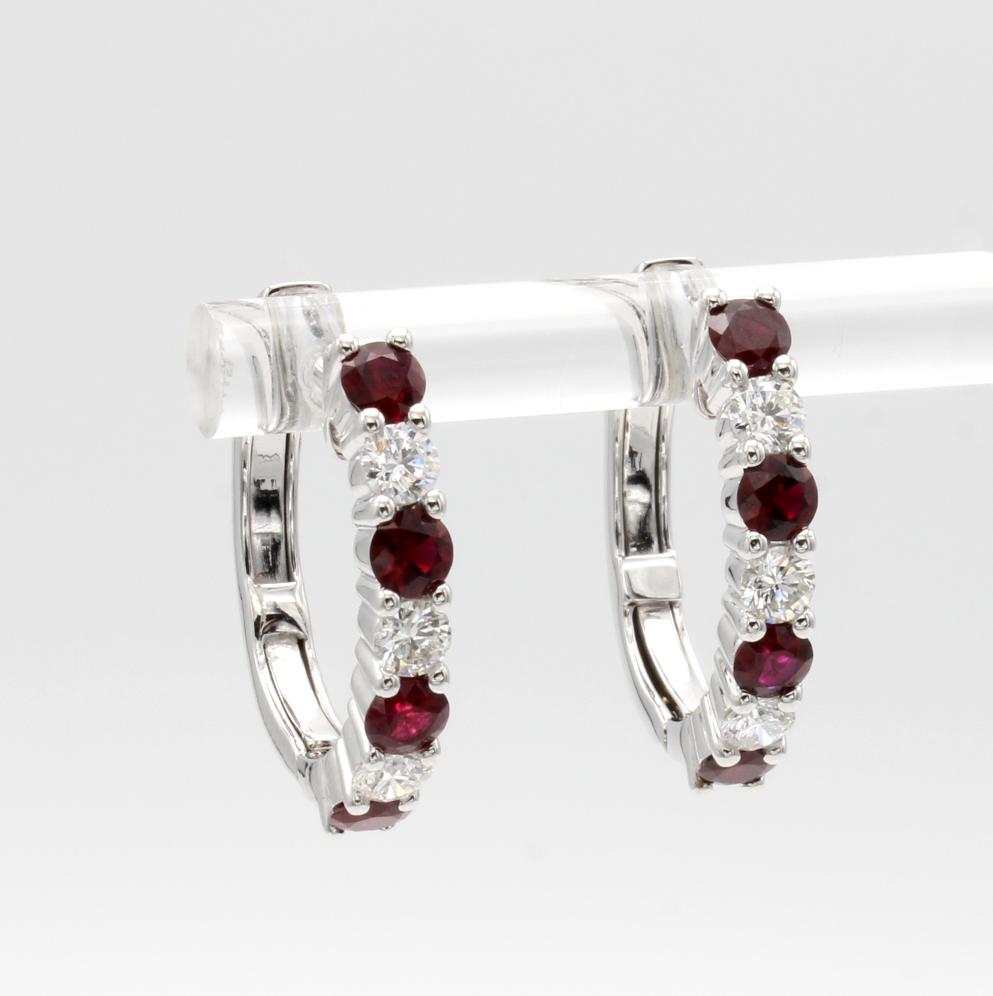 Image 26996741 - Paar Klappcreolen mit Rubinen und Brillanten, WG 750/000, fac. Rubine ca. 0.92 ct, 6 ...